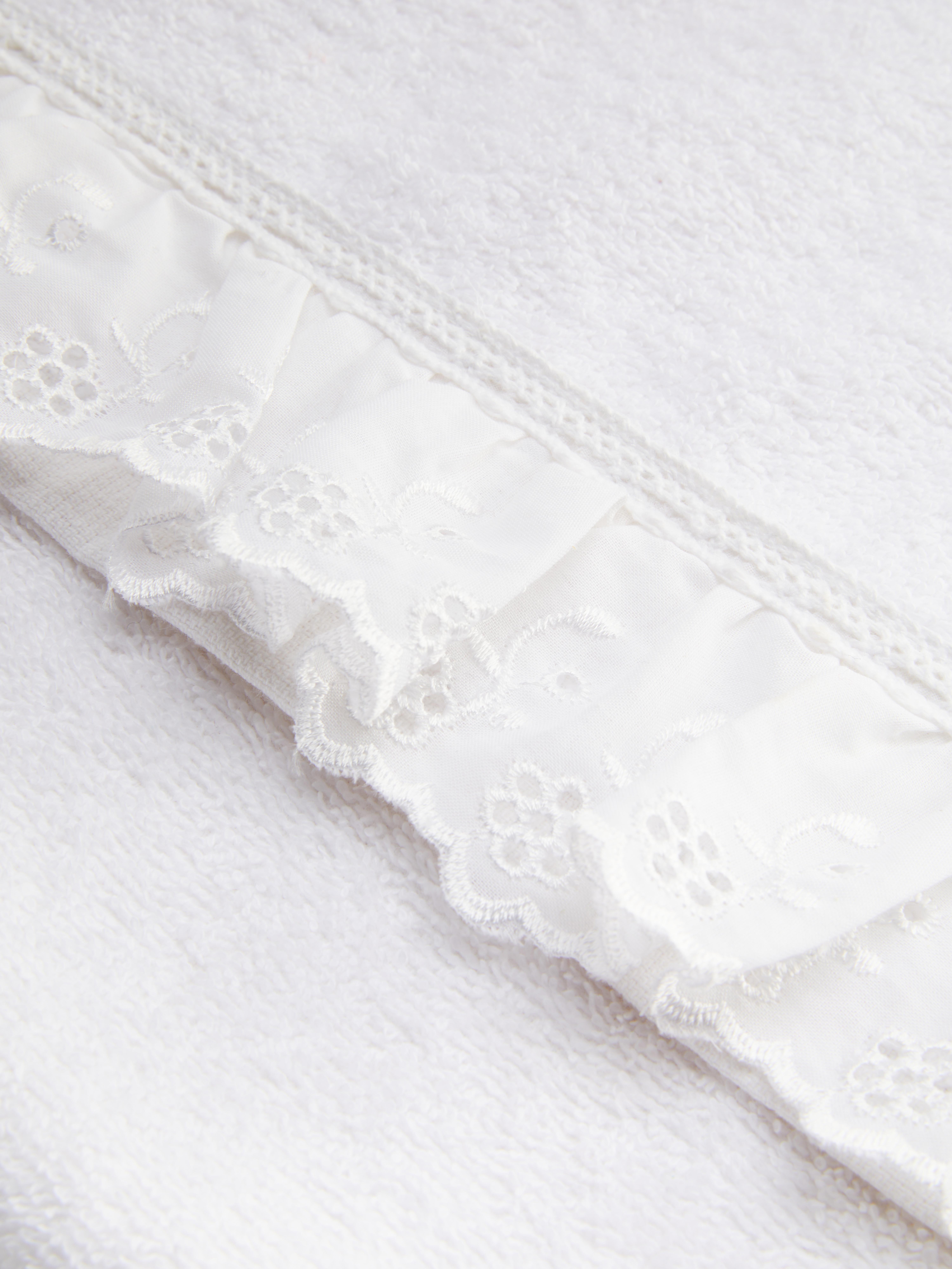 Handdoek met rand in broderie anglaise