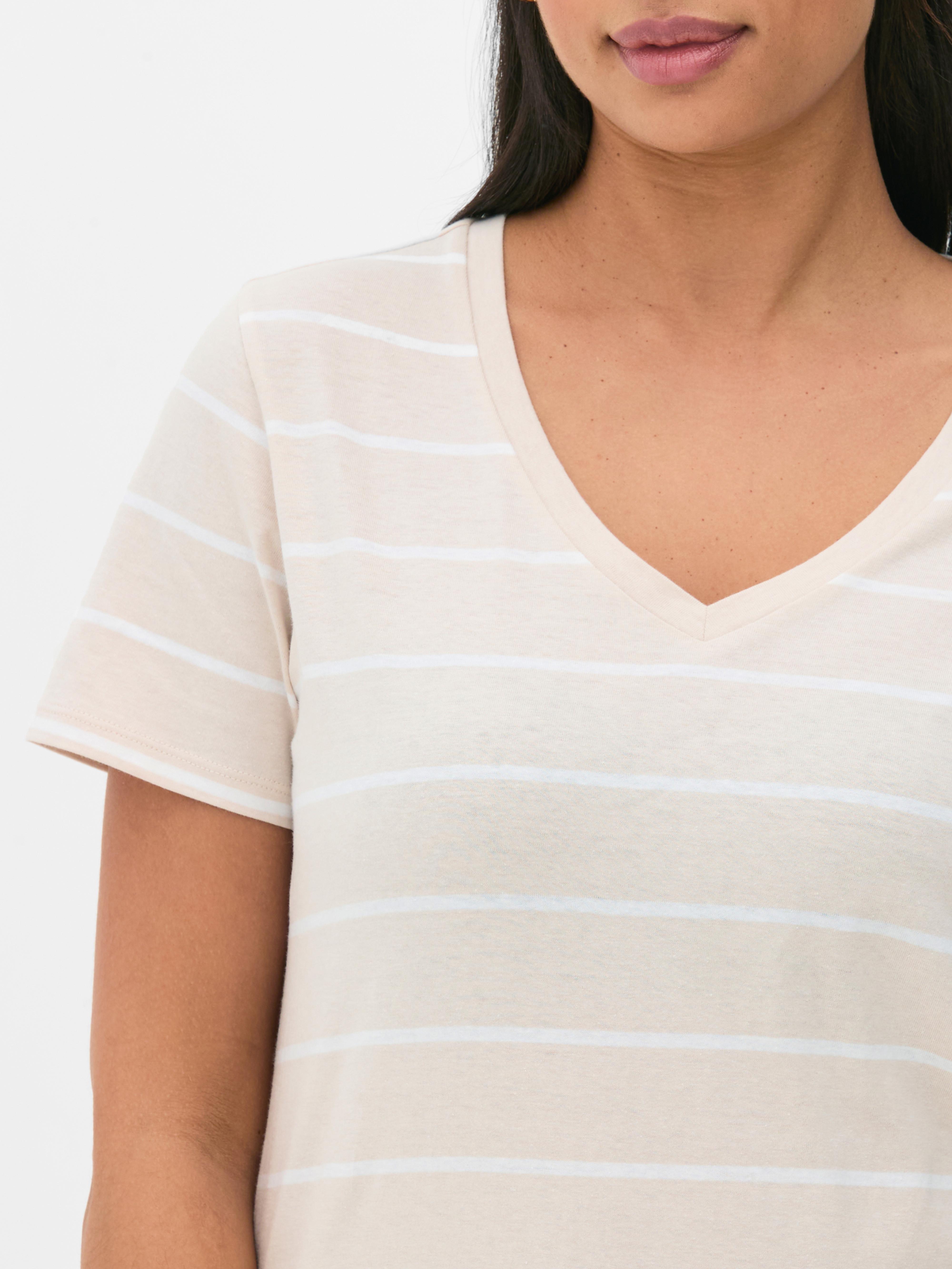 Camiseta a rayas con cuello de pico