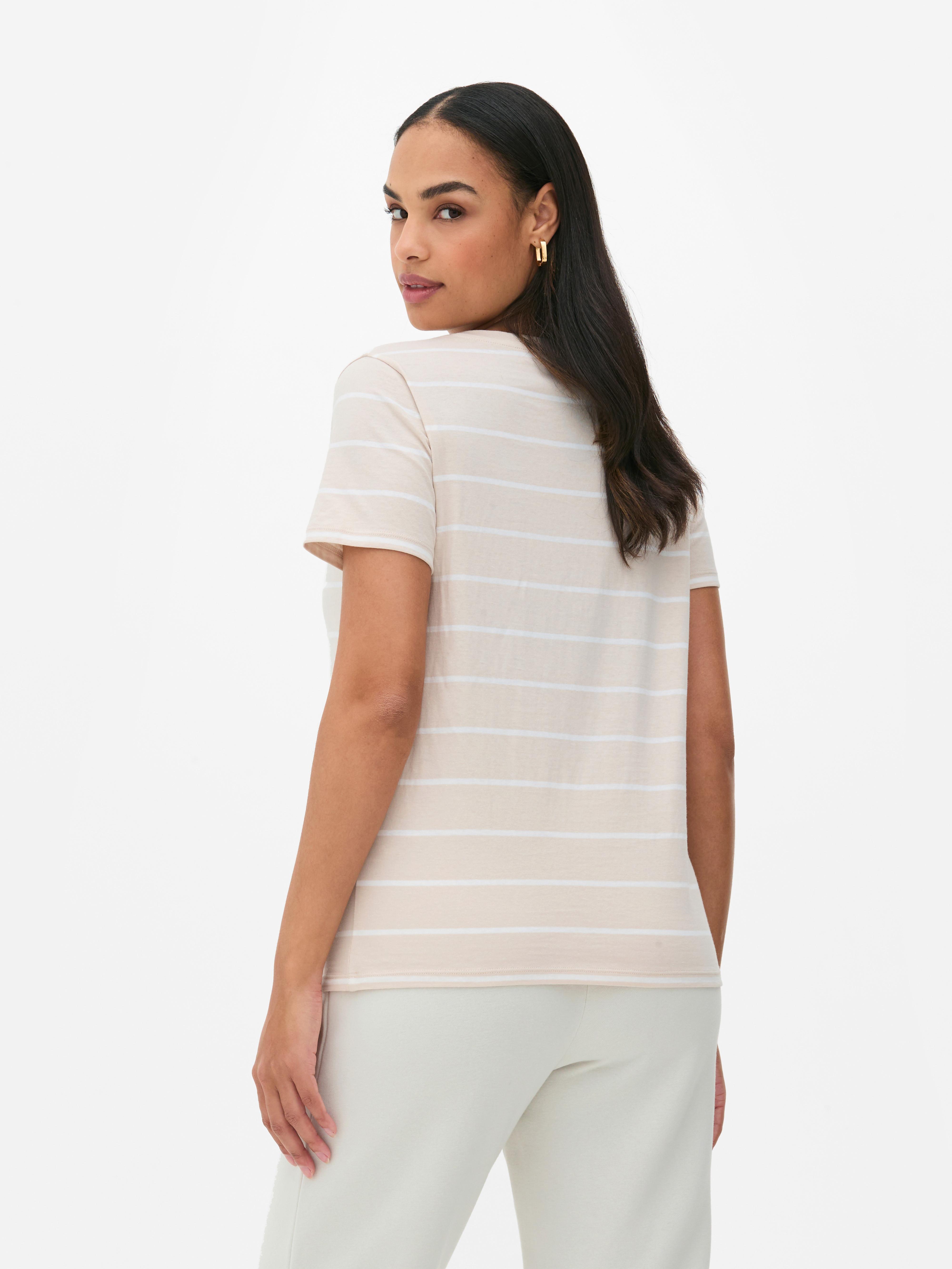 Camiseta a rayas con cuello de pico