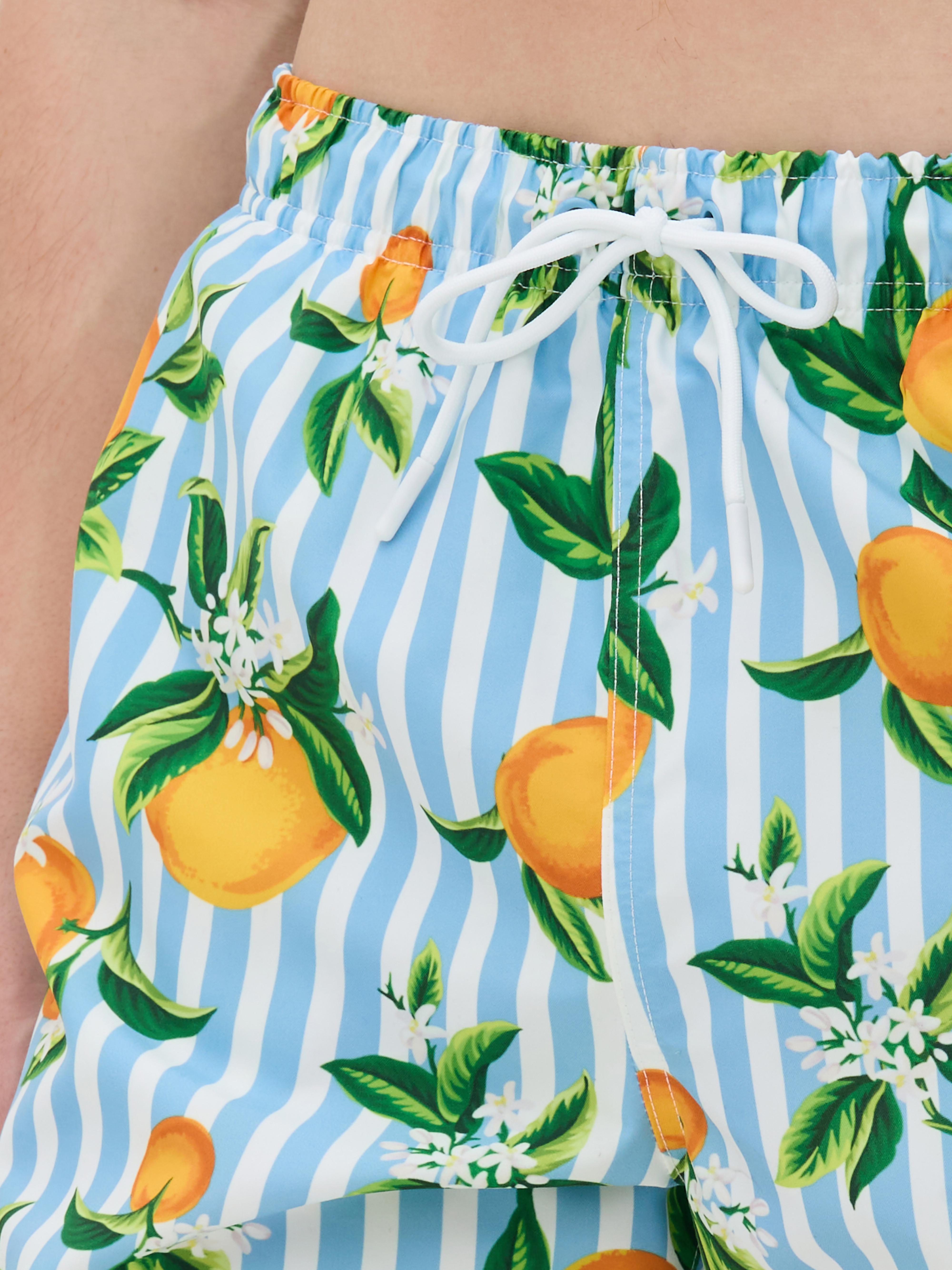 Badeshorts mit Streifen- und Orangenmuster