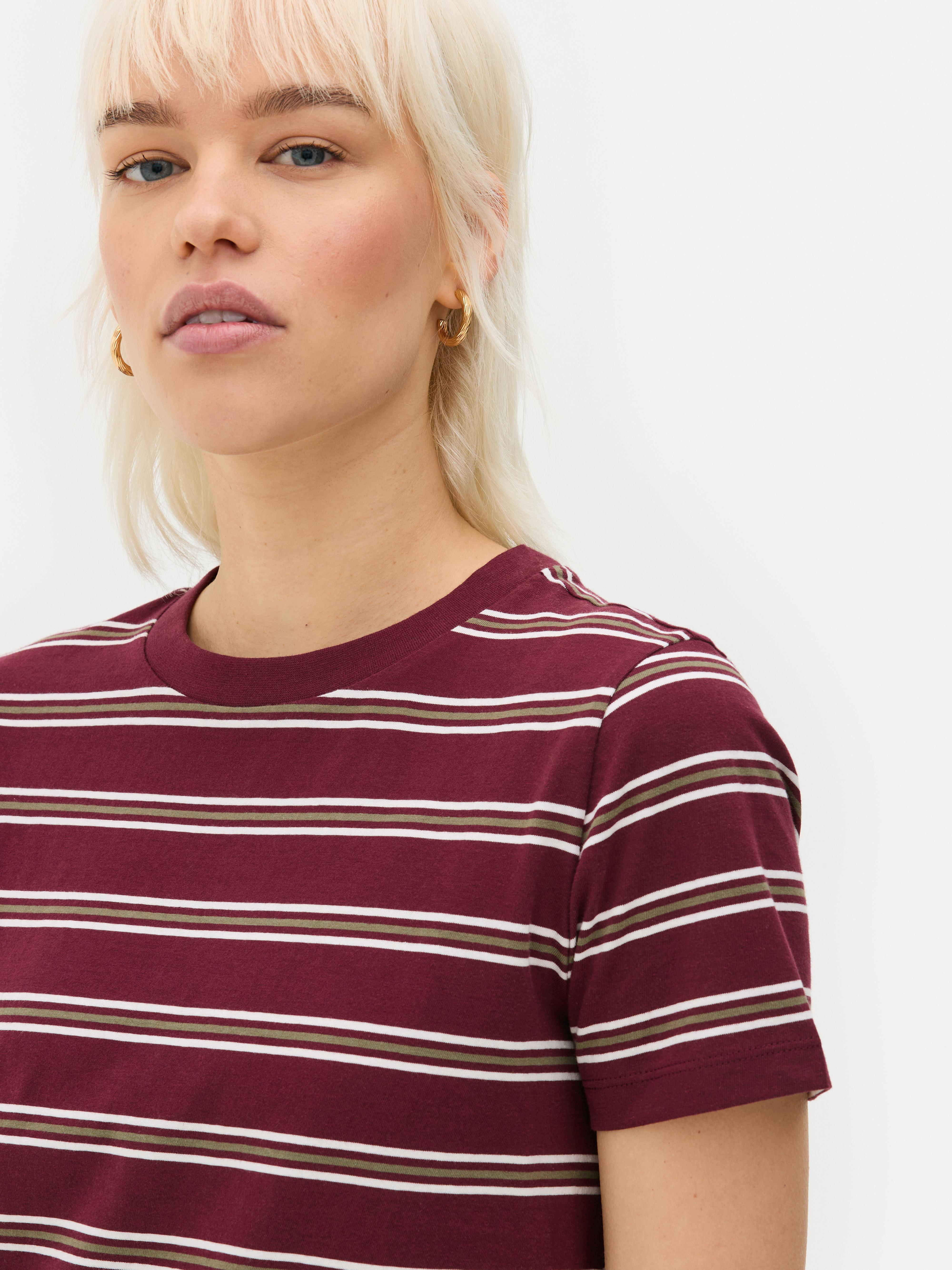 Gestreiftes kurzärmeliges T-Shirt