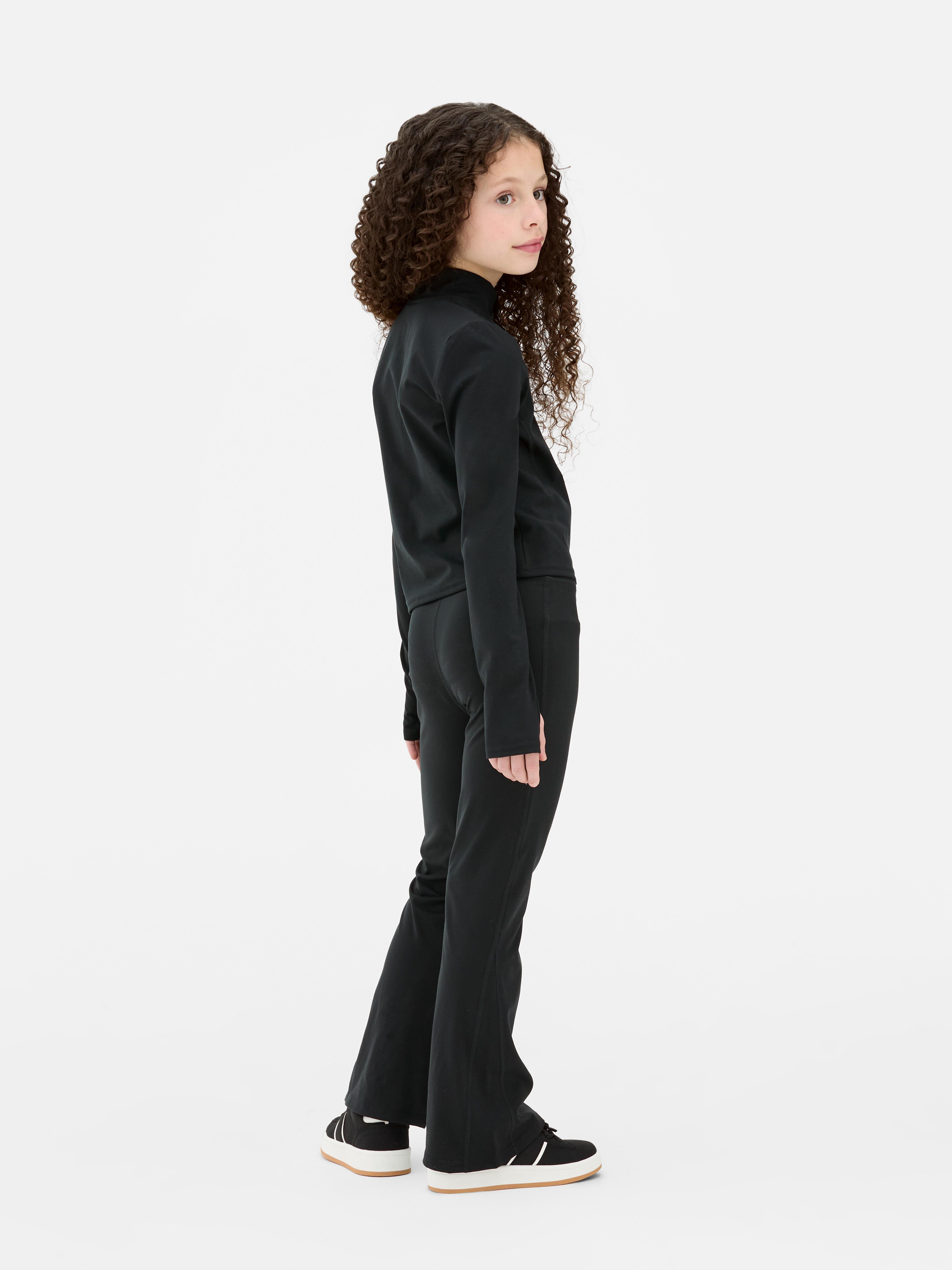 Sportliche Stretch-Leggings mit ausgestelltem Bein