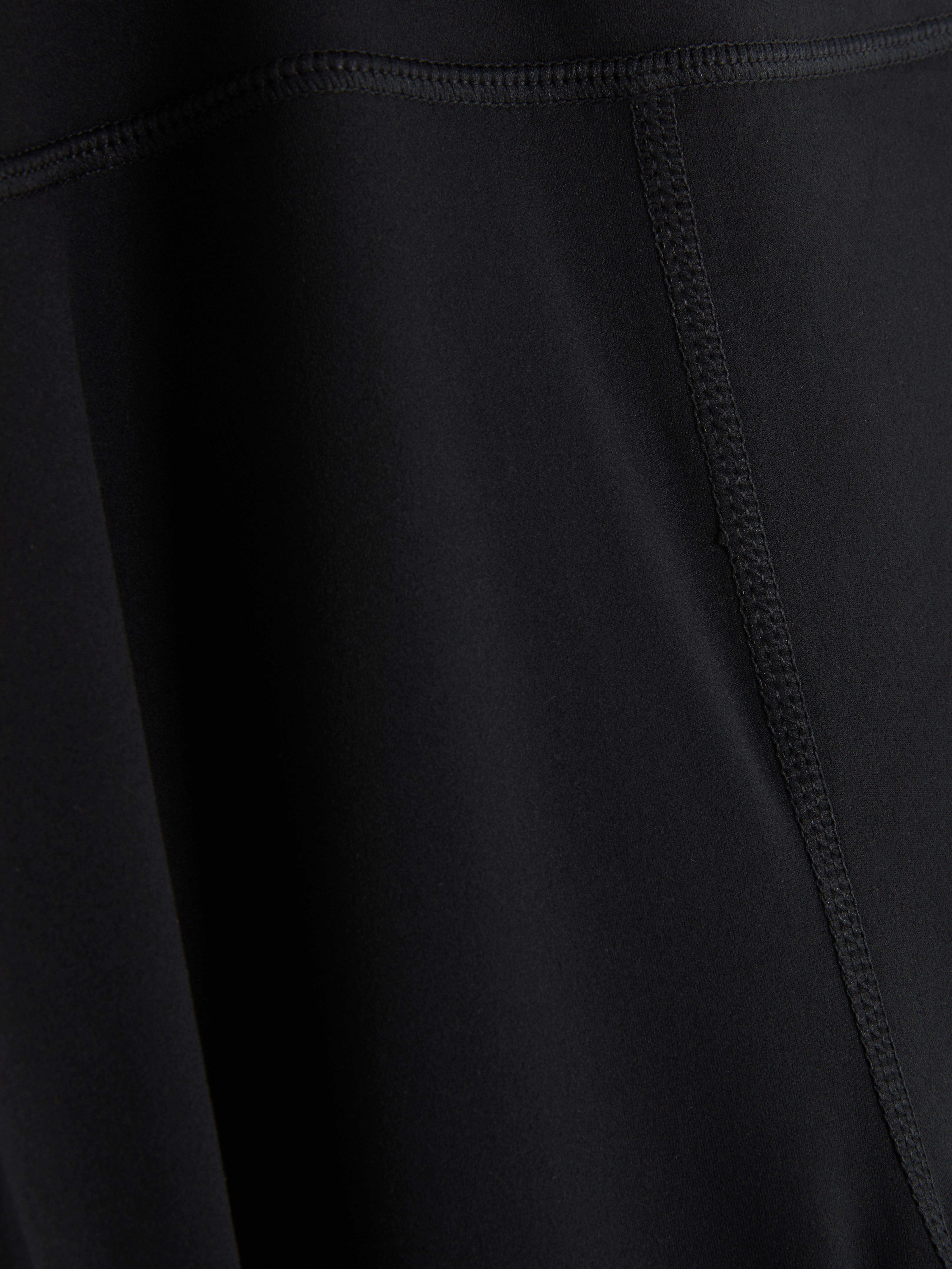 Sportliche Stretch-Leggings mit ausgestelltem Bein