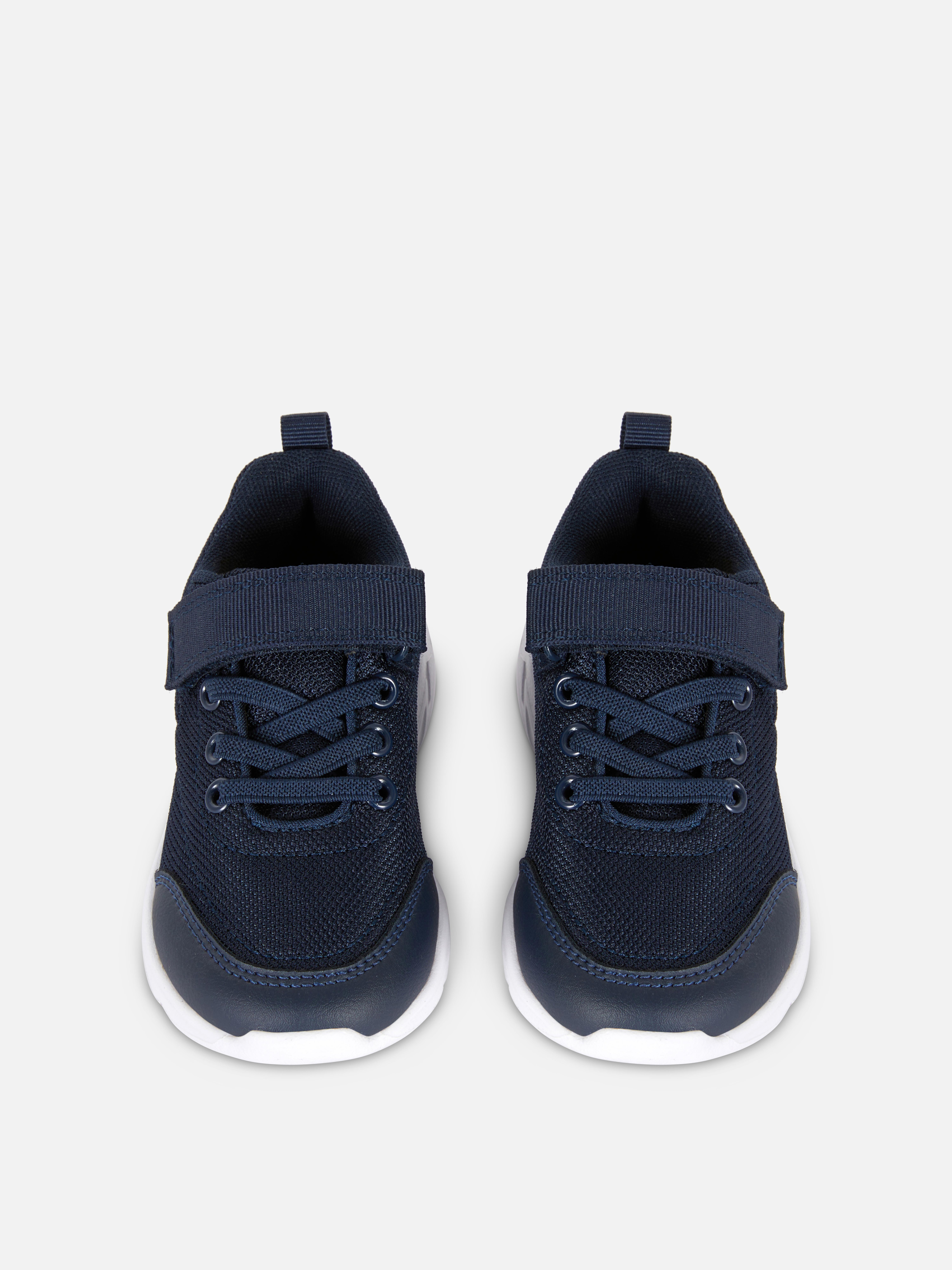 Sneaker mit Klettverschluss