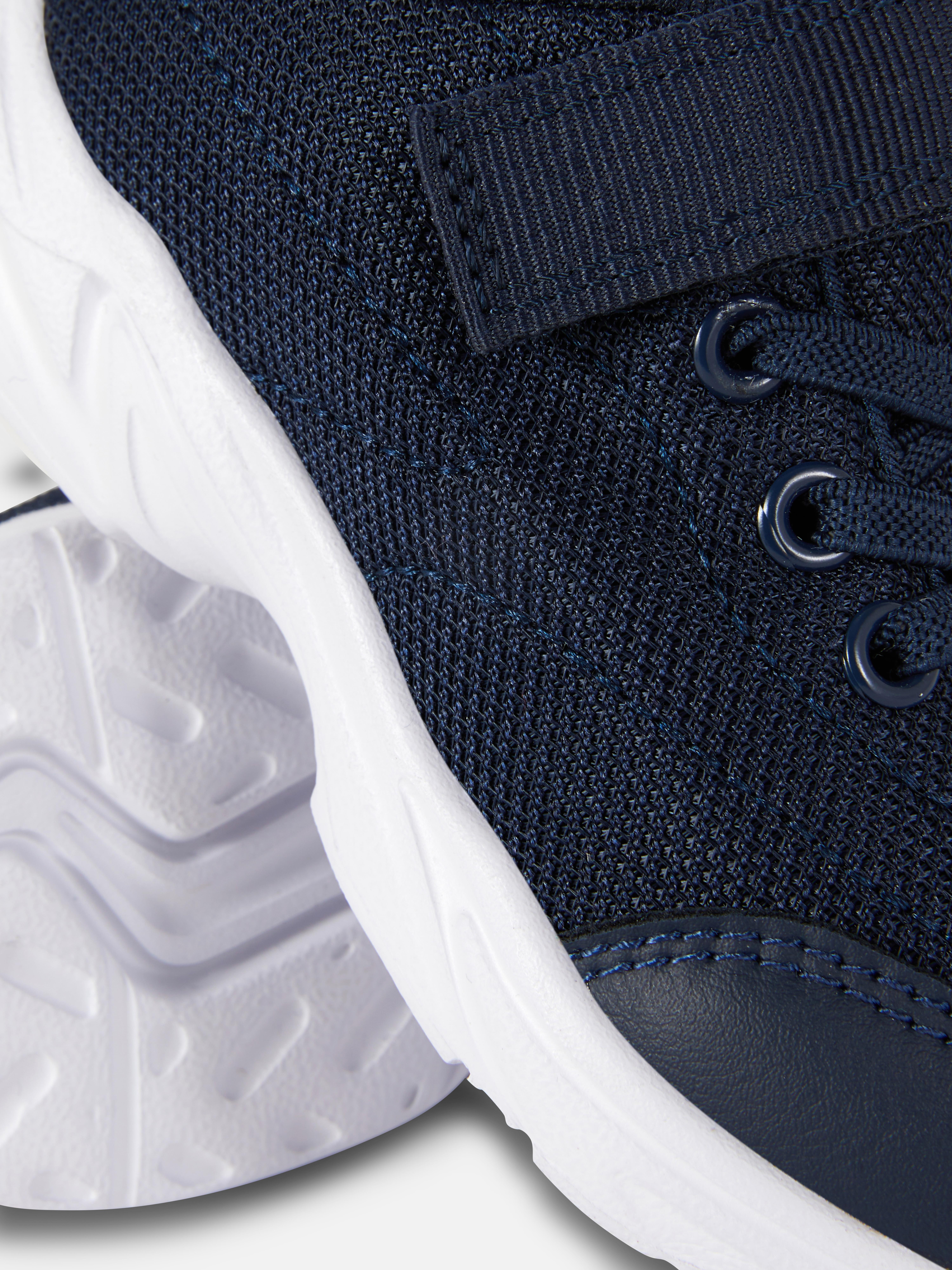 Sneaker mit Klettverschluss