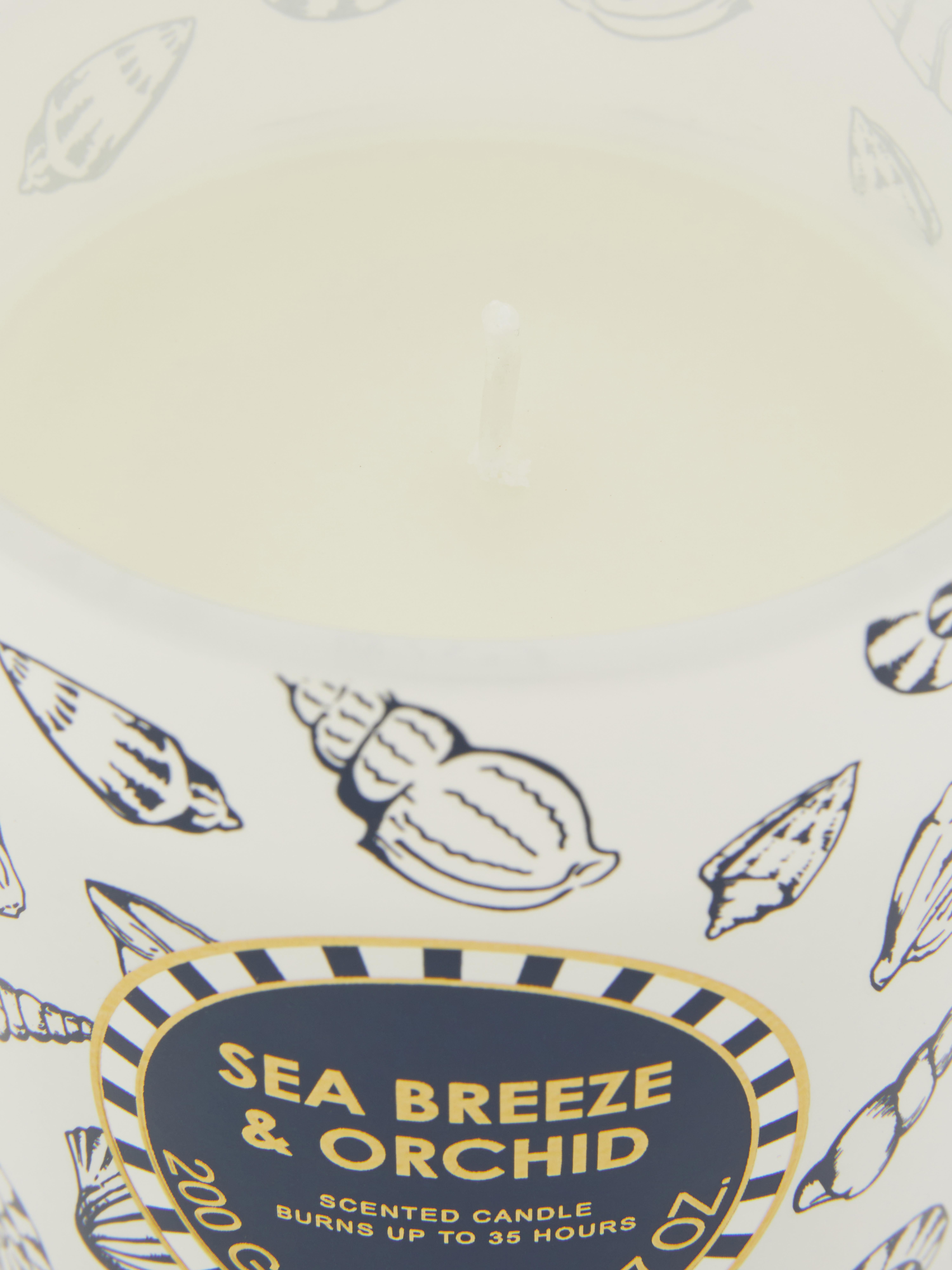 Vela aromática en recipiente floral