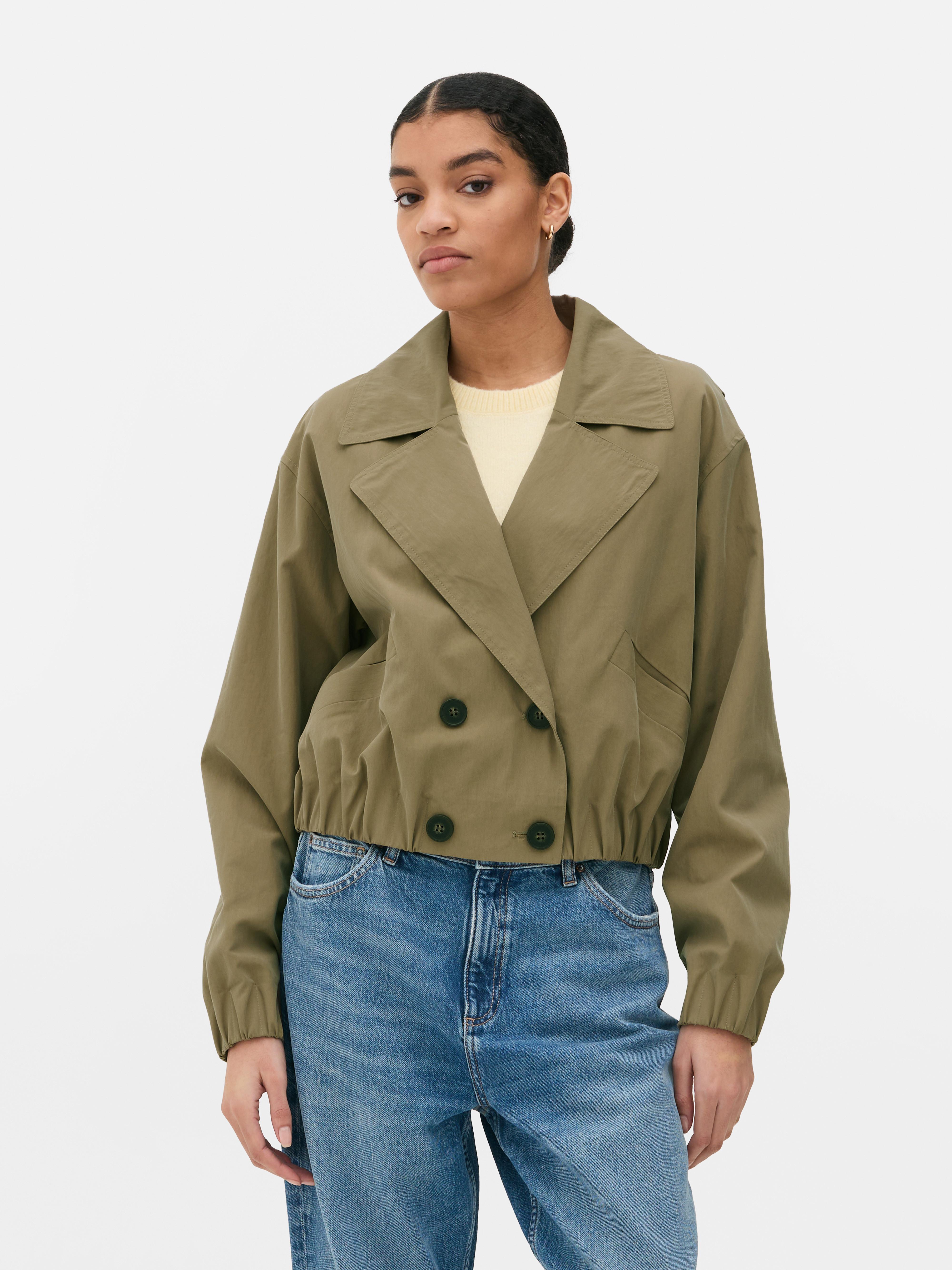 Gabardina corta con doble botonadura
