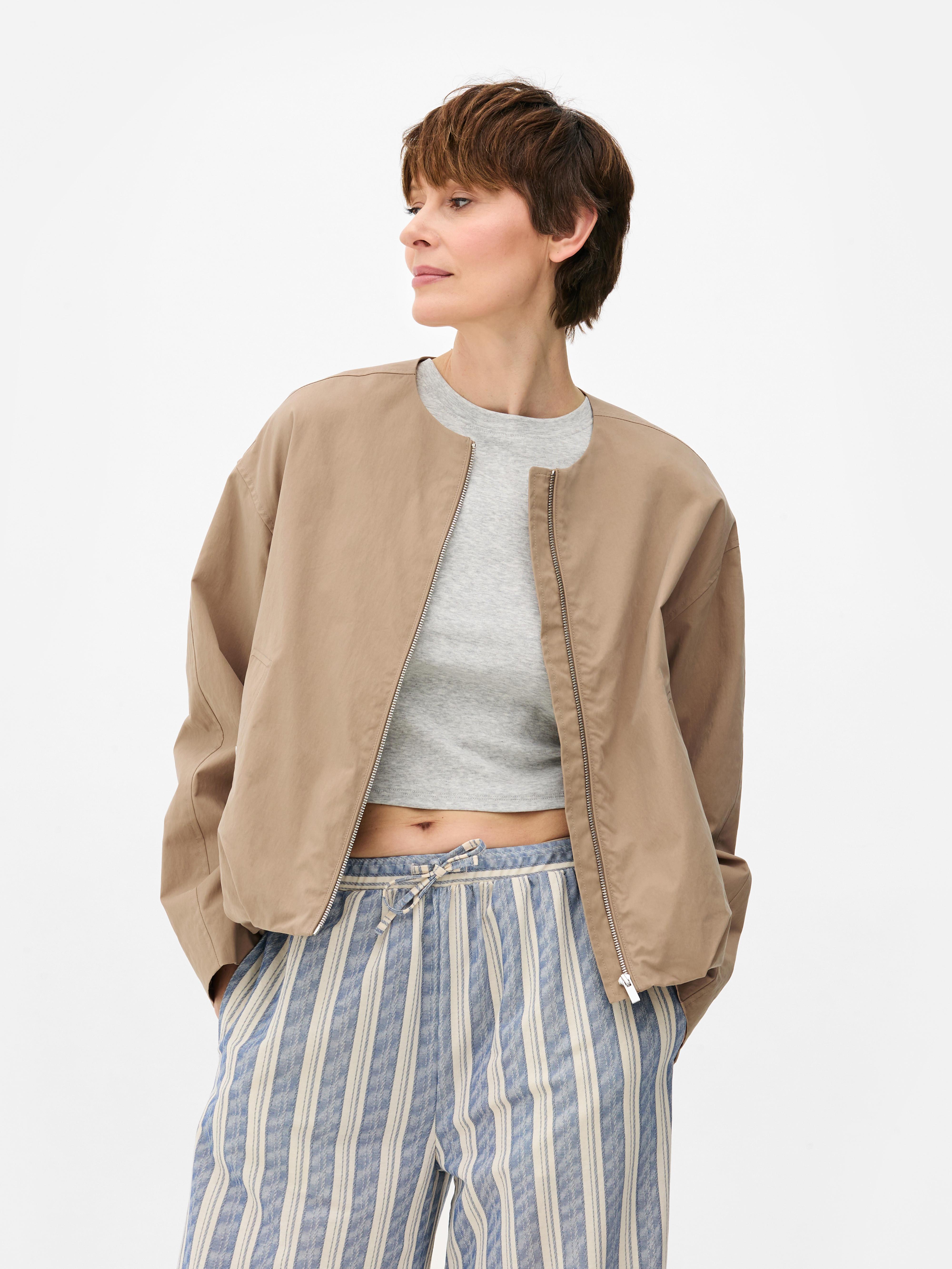 Leichte Jacke mit Rundhalsausschnitt