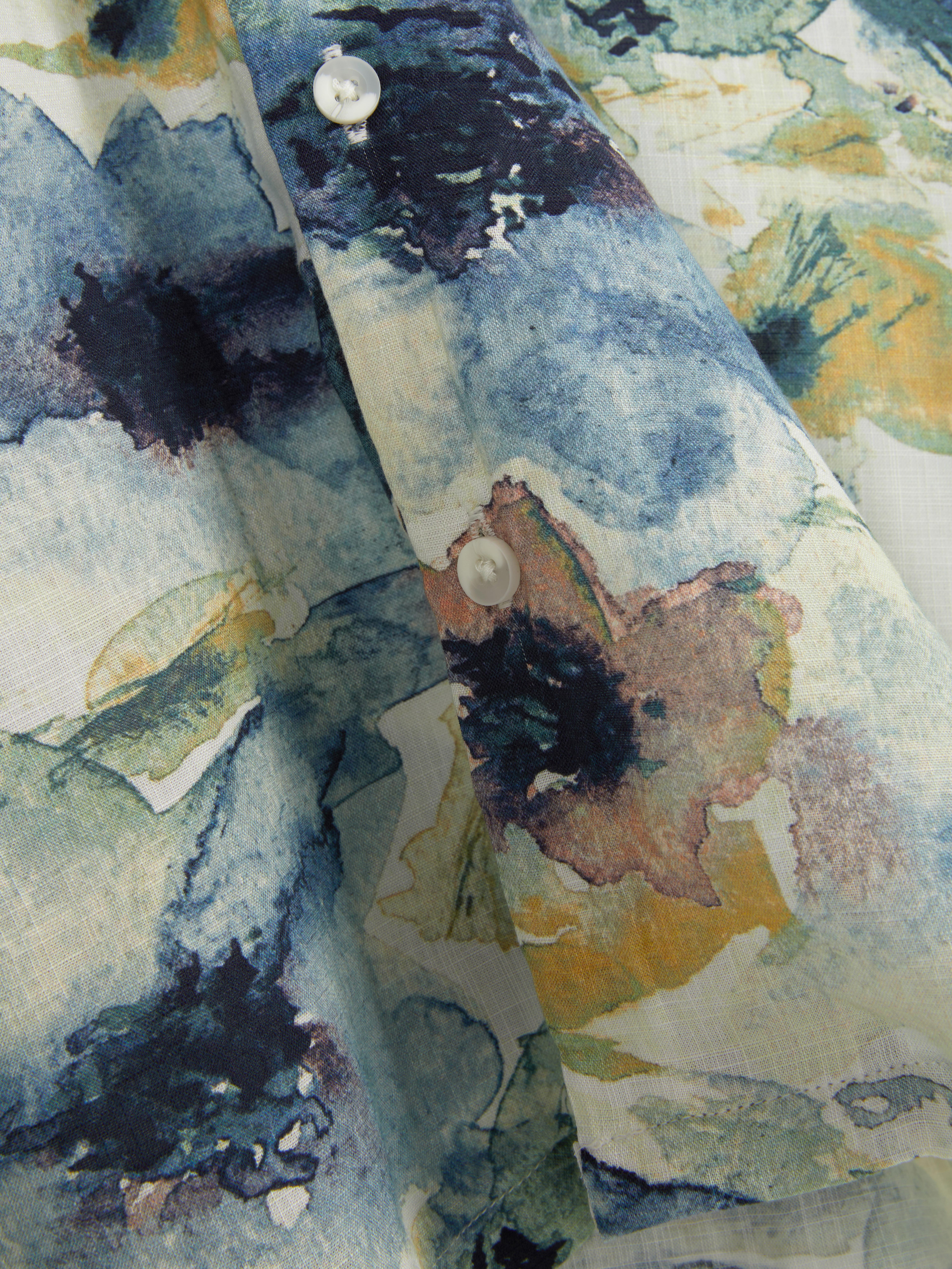 Overhemd met bloemen in aquarelontwerp