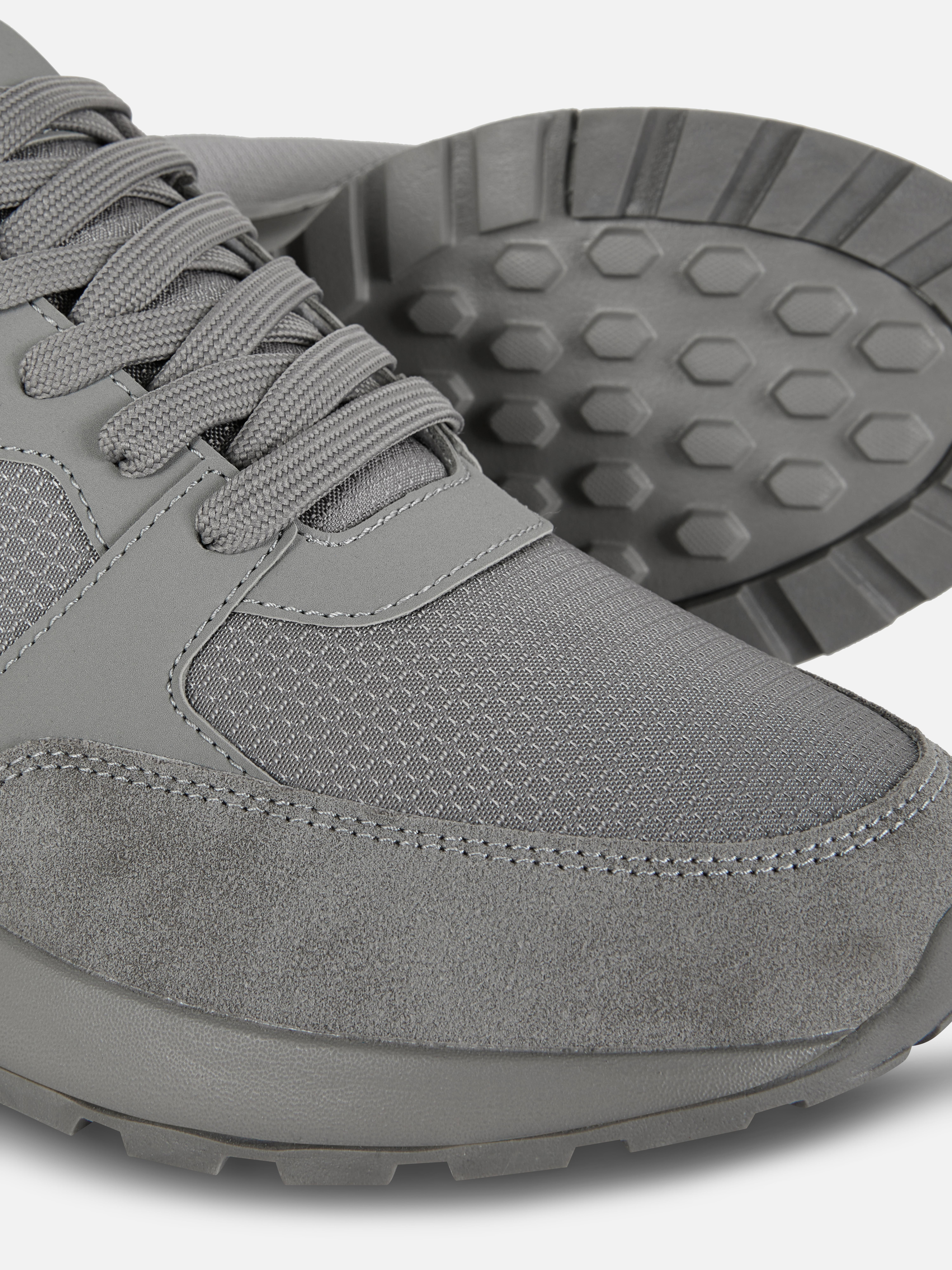 Sznurowane buty sportowe z niską cholewką