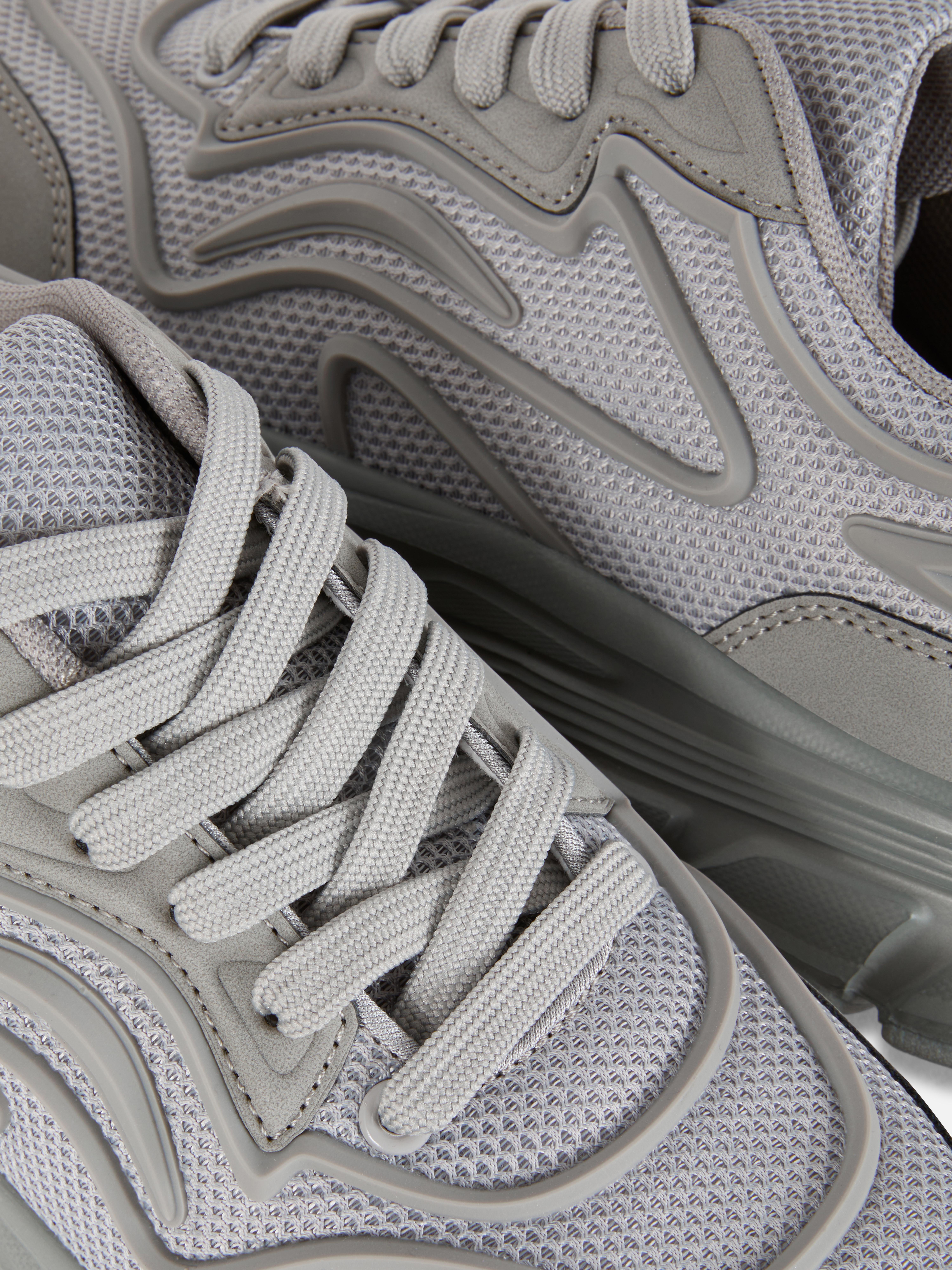 Netzstoff-Sneakers mit dicker Sohle