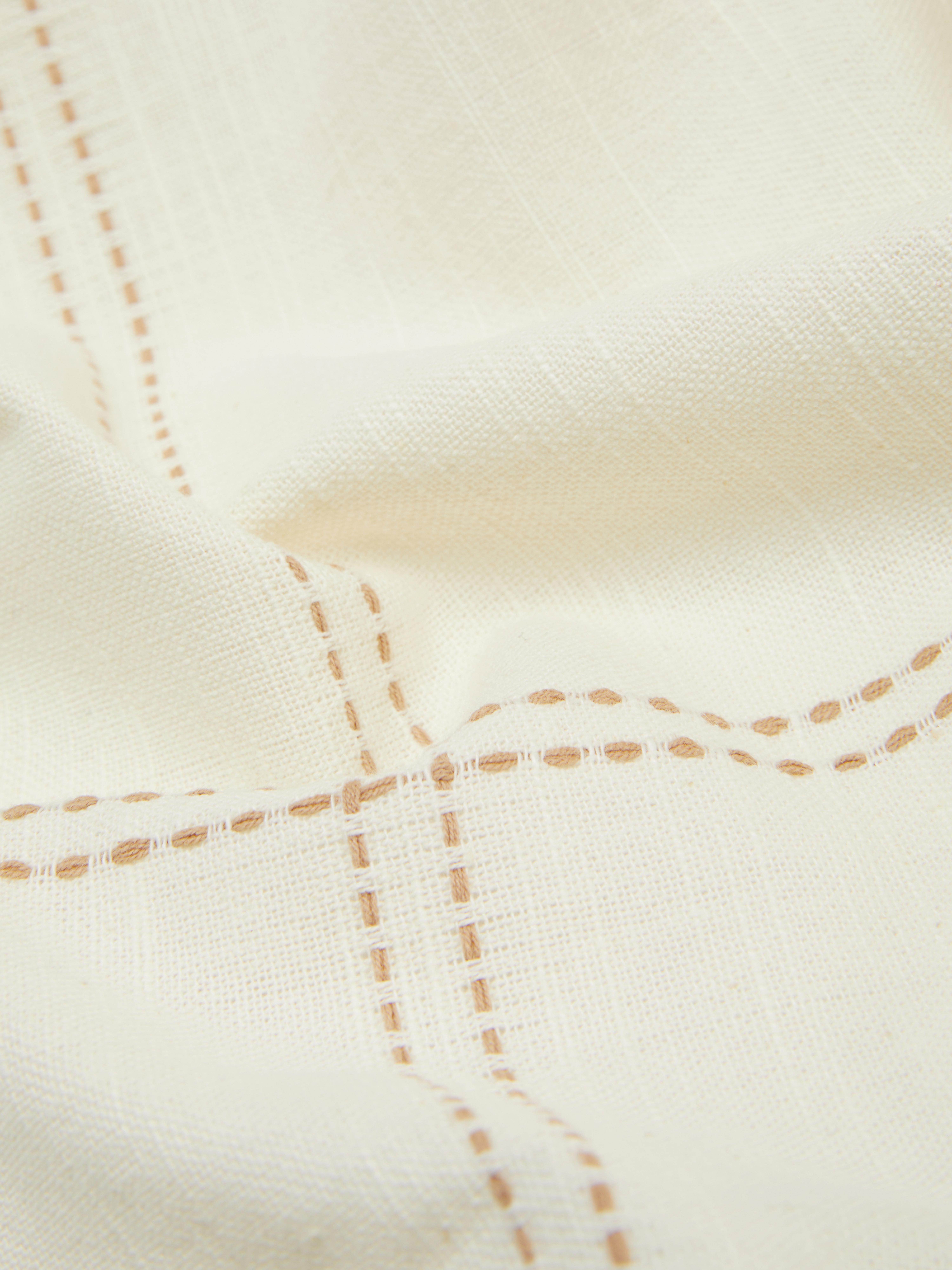 Tafelkleed met contrasterende stiksels
