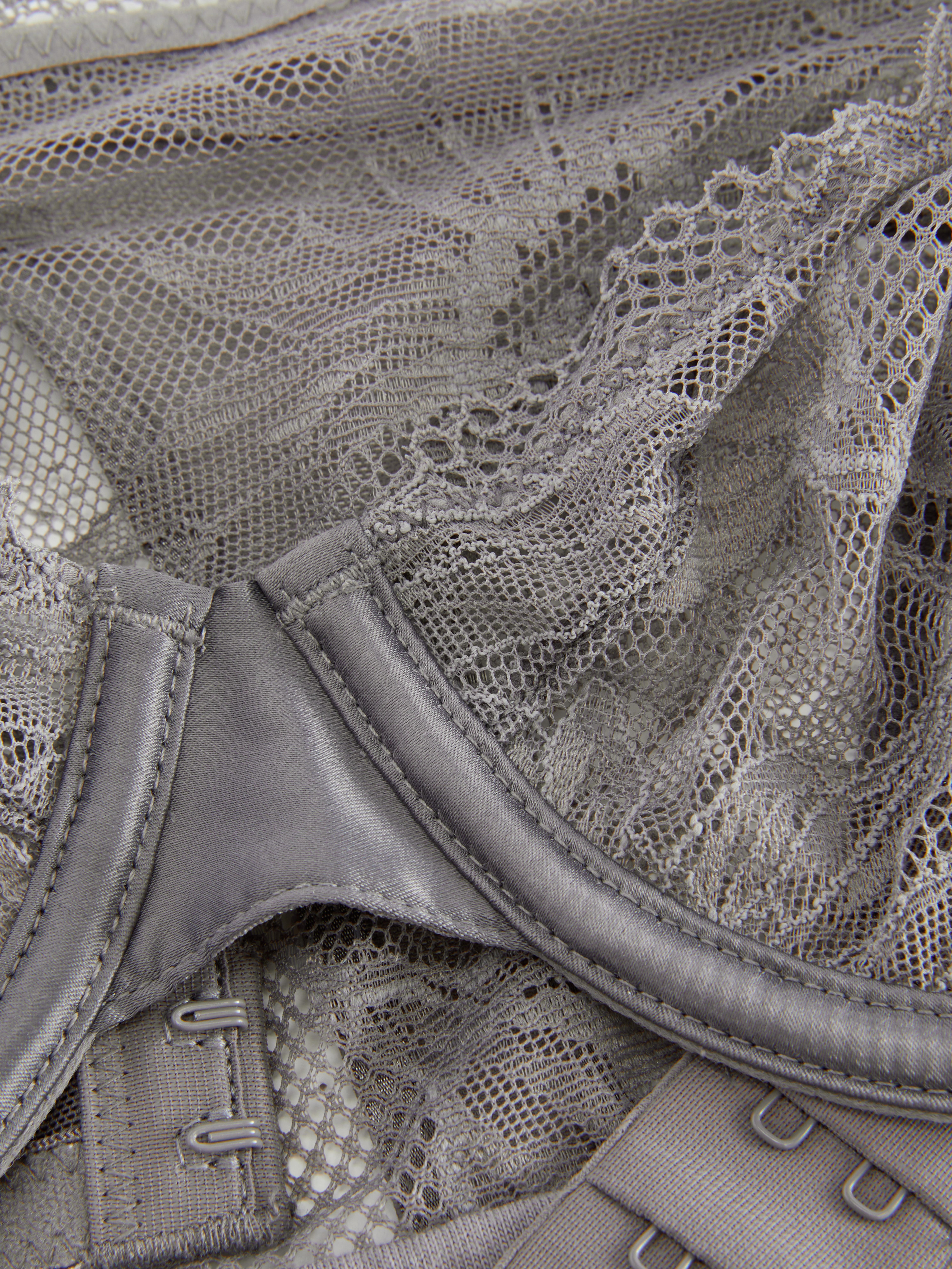 Reggiseno non imbottito e perizoma ricami floreali