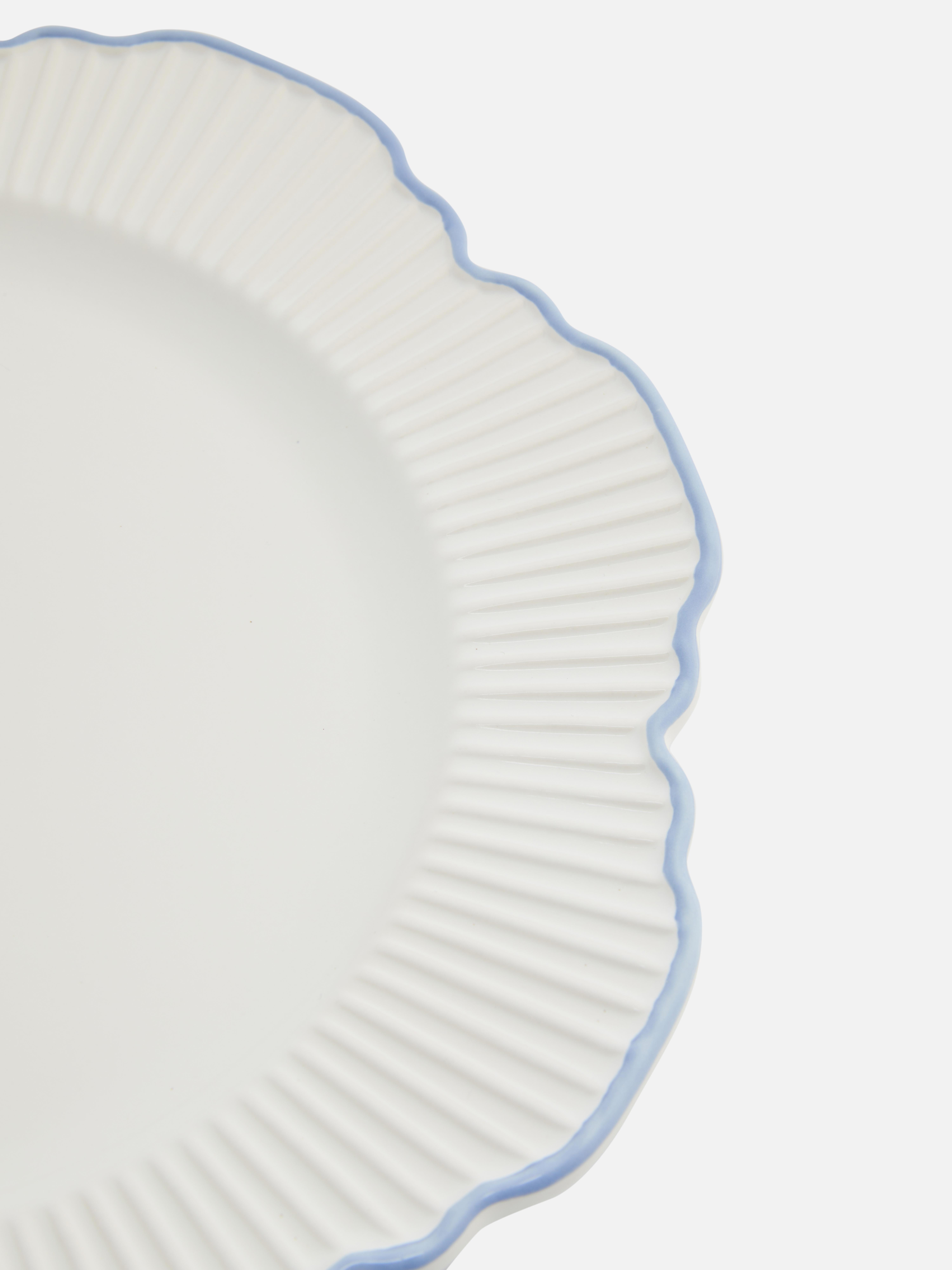 Dinerbord met geschulpte rand