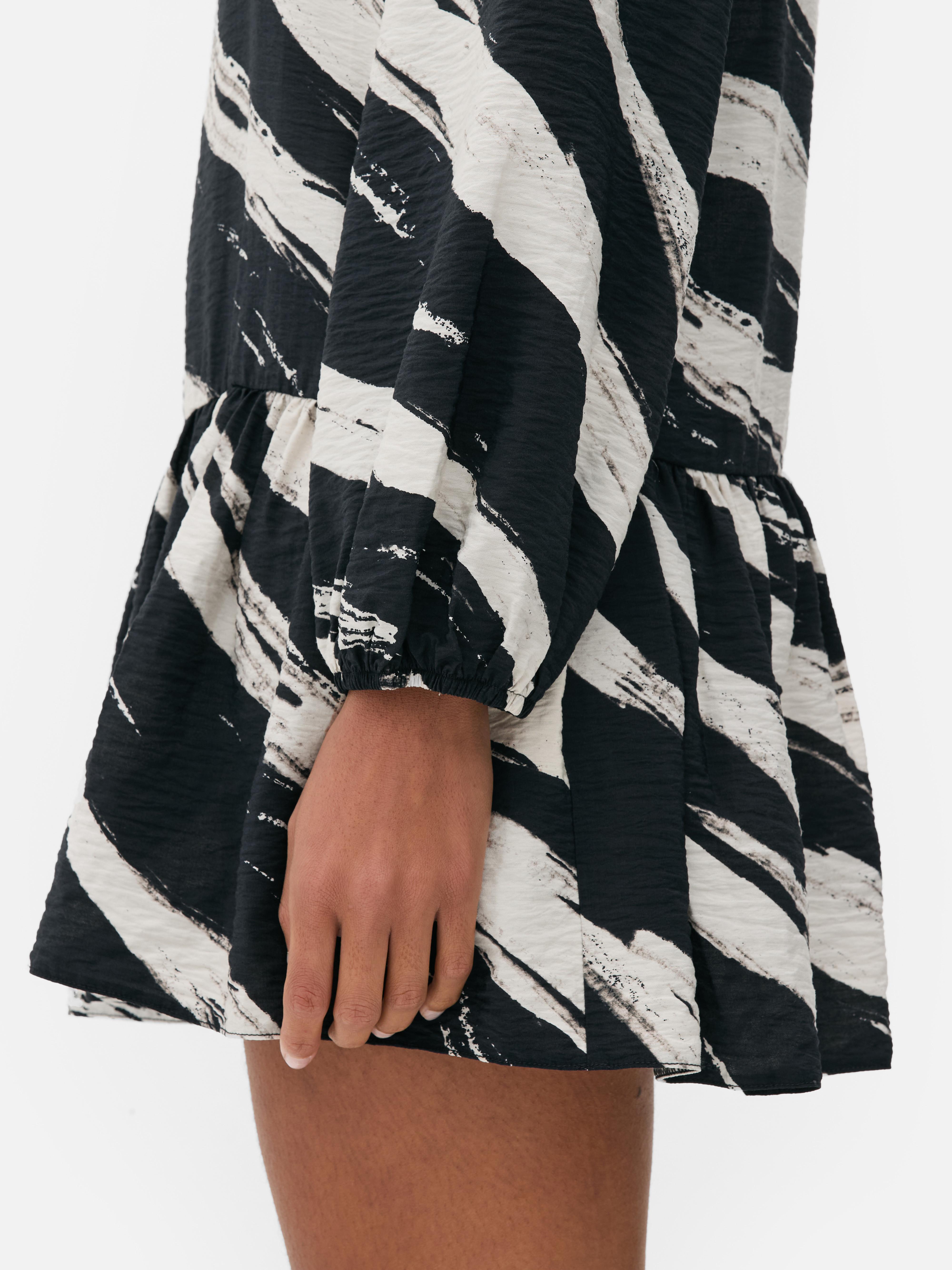 Minikleid mit V-Ausschnitt und tiefer Taille