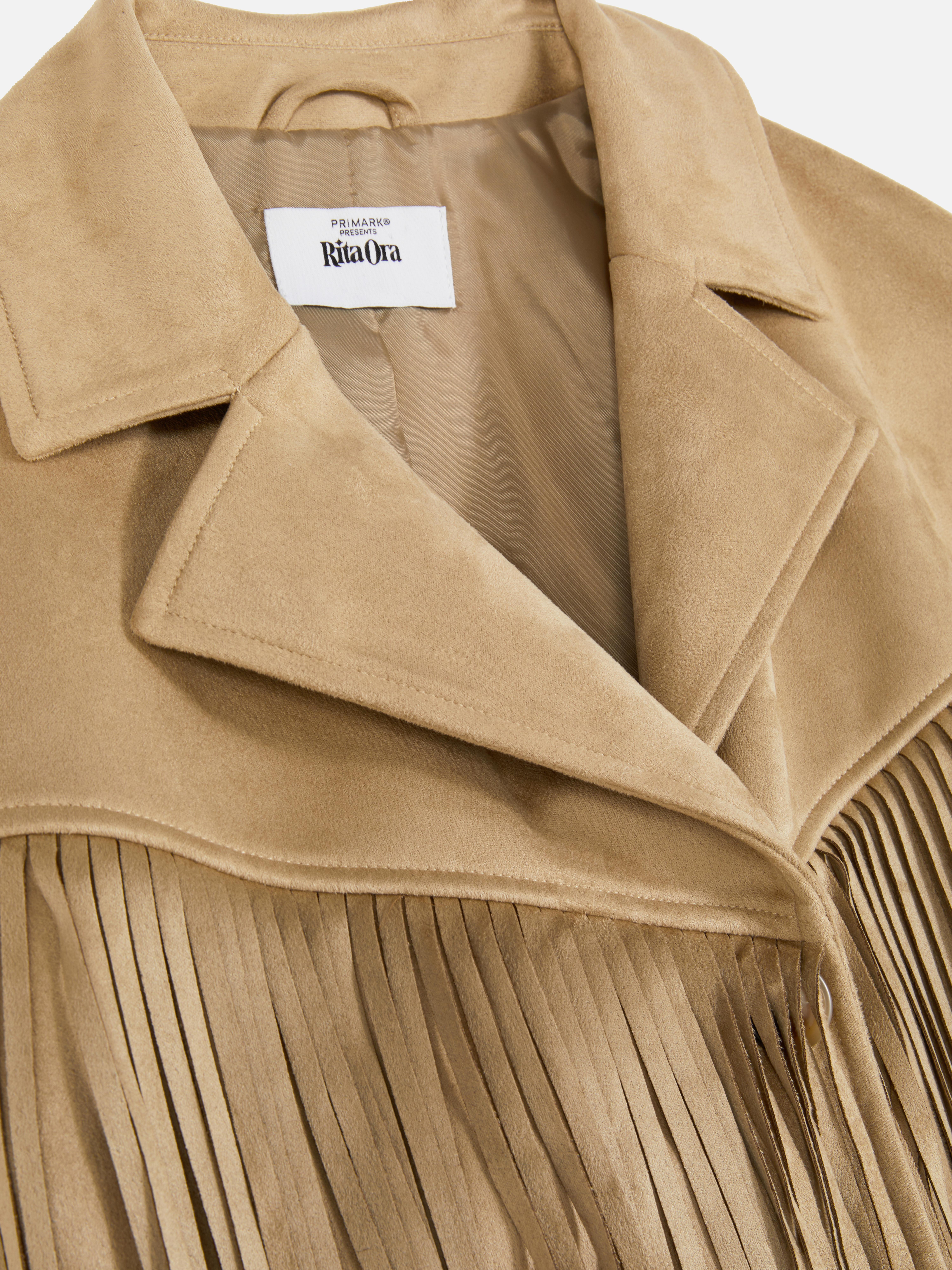 Chaqueta de antelina con flecos de Rita Ora