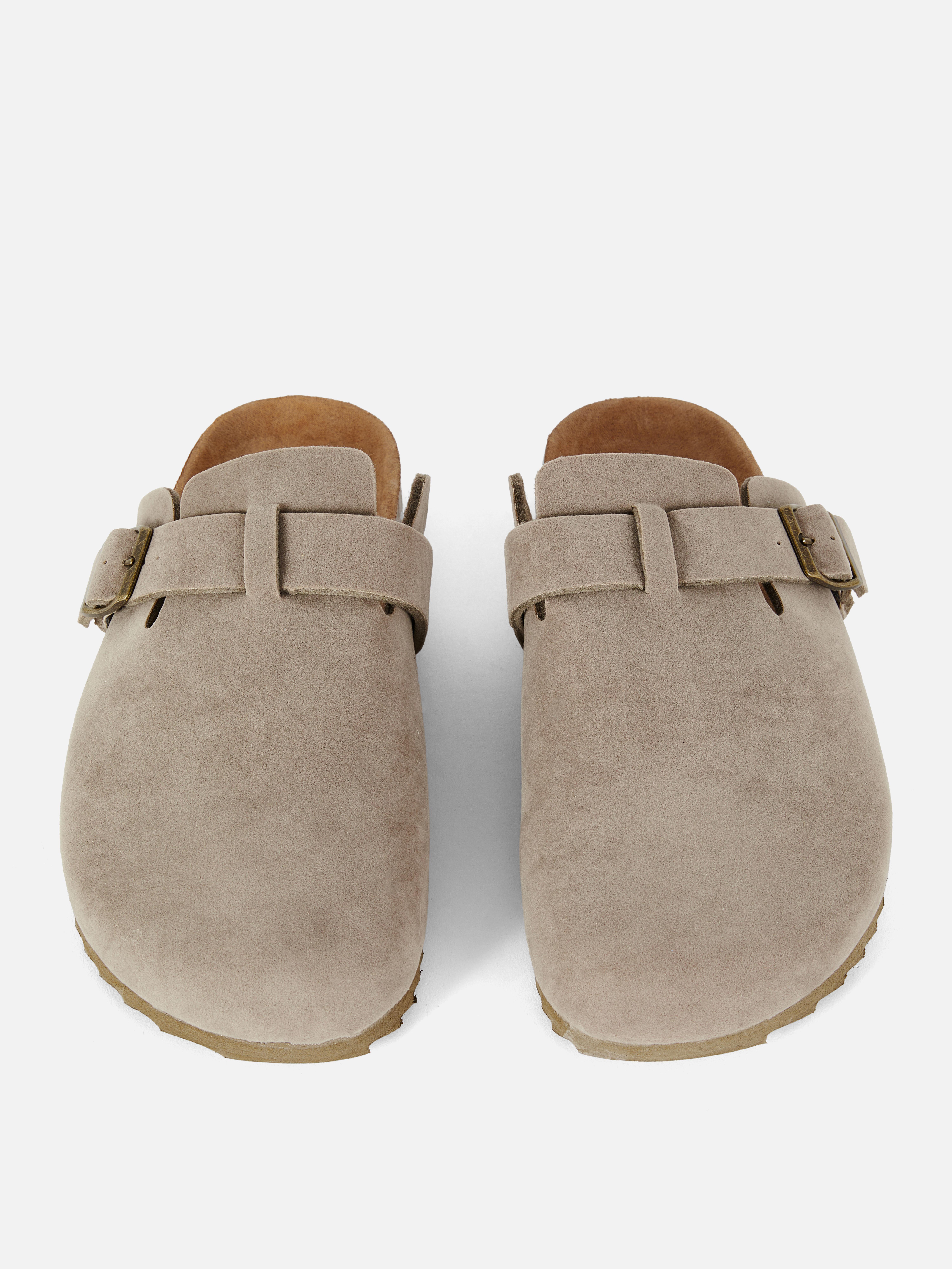 Sandalias estilo chinela con hebilla