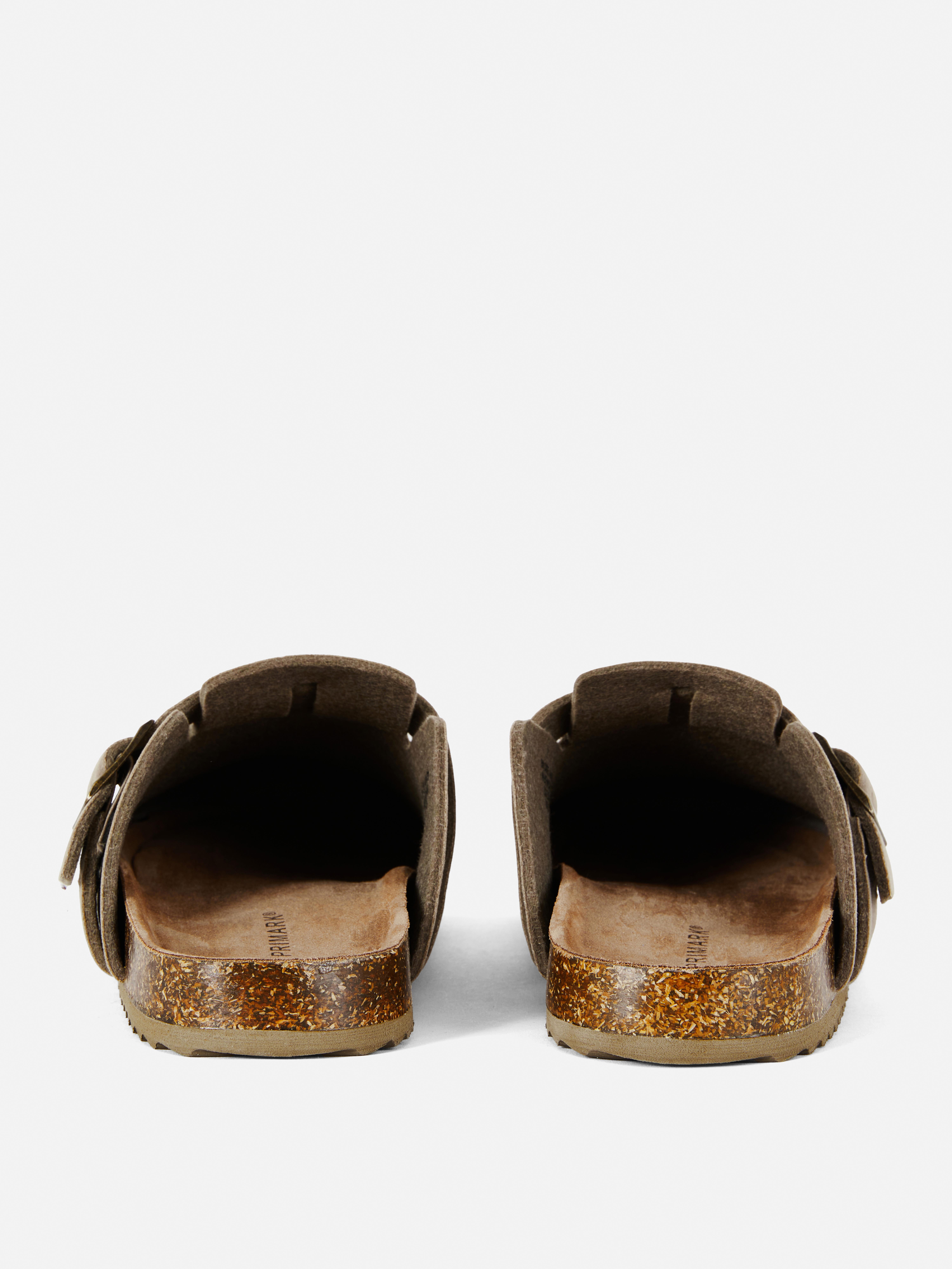 Sandalias estilo chinela con hebilla