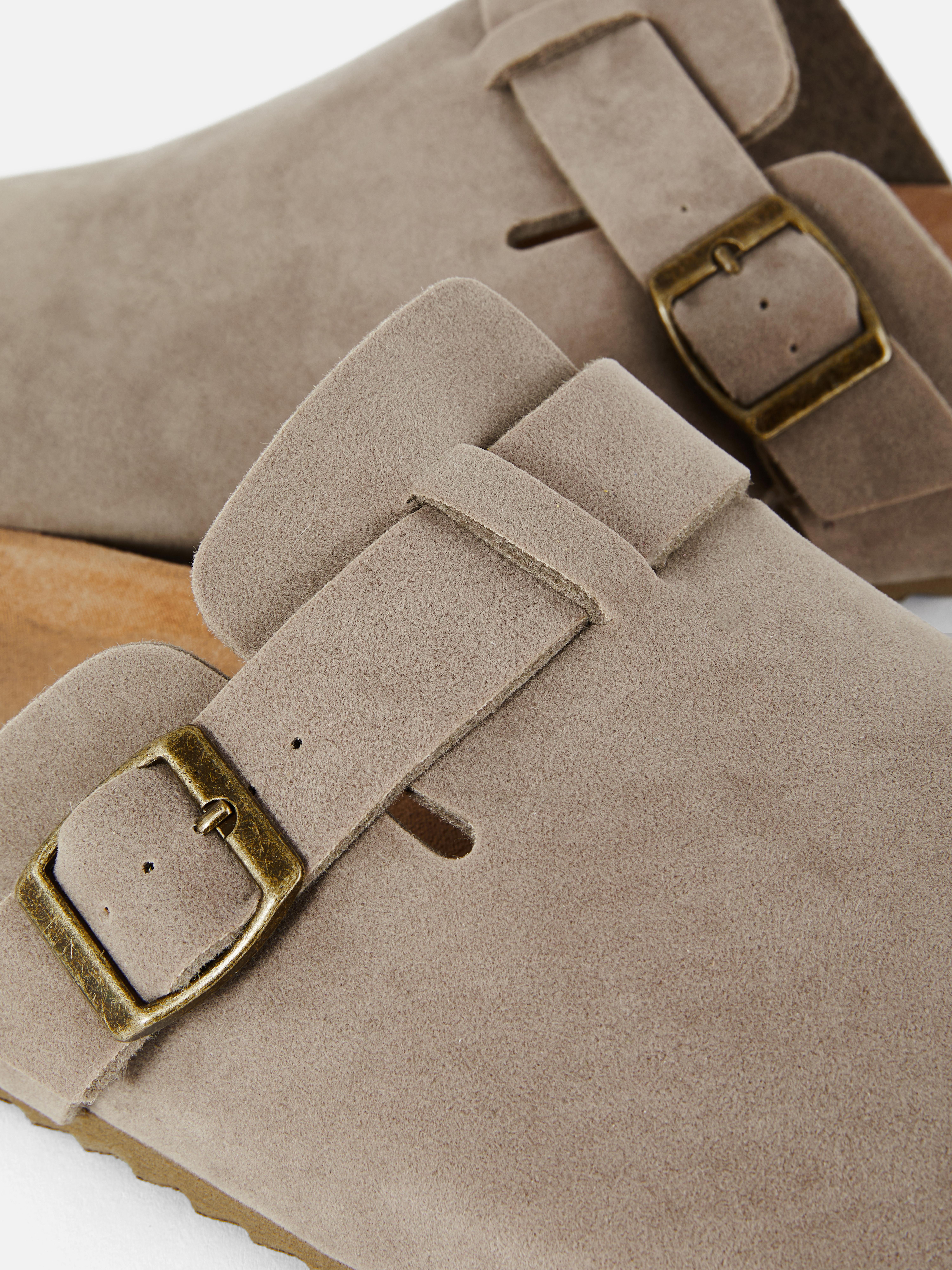 Sandalias estilo chinela con hebilla