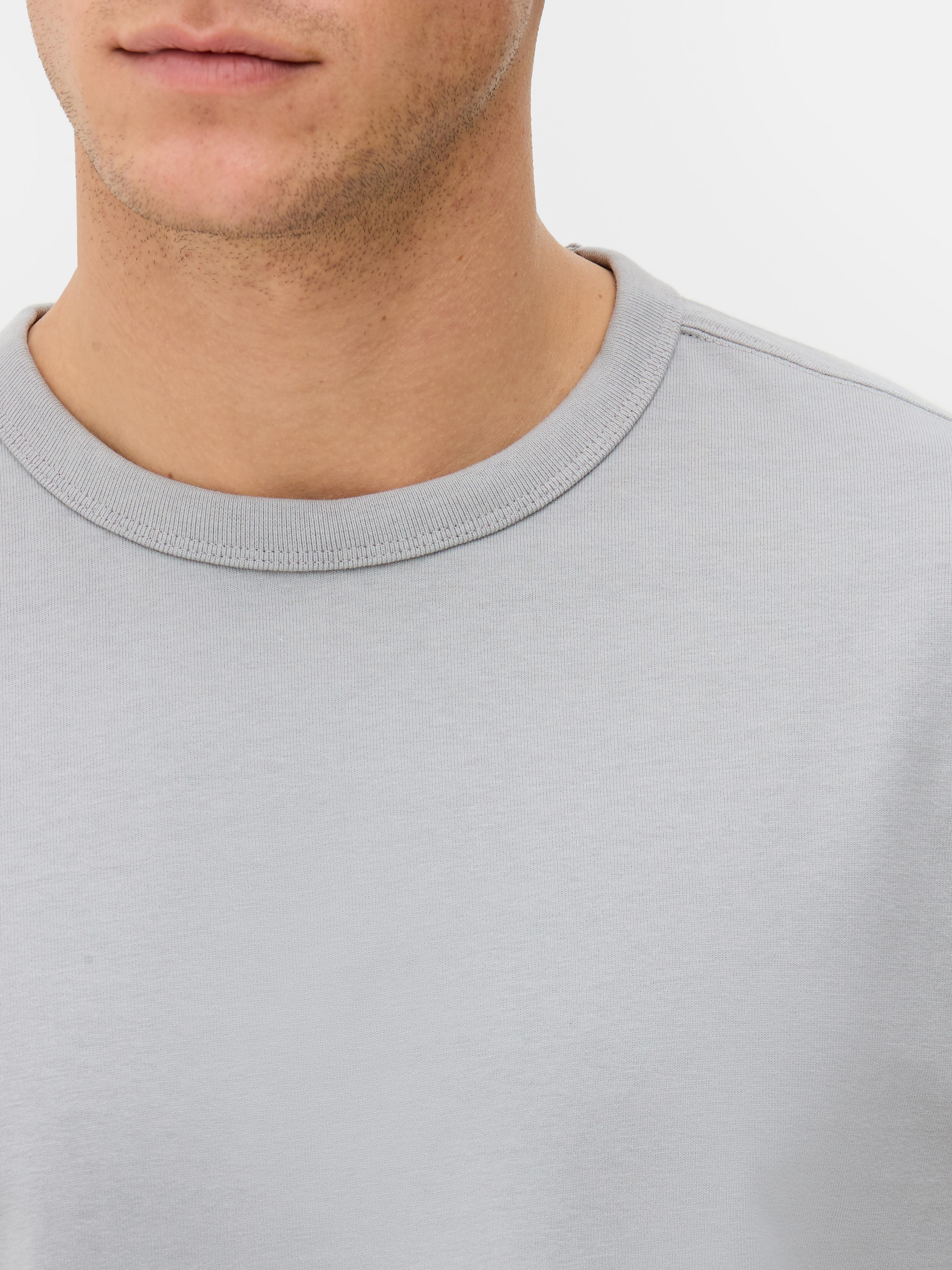 T-shirt o luźnym kroju