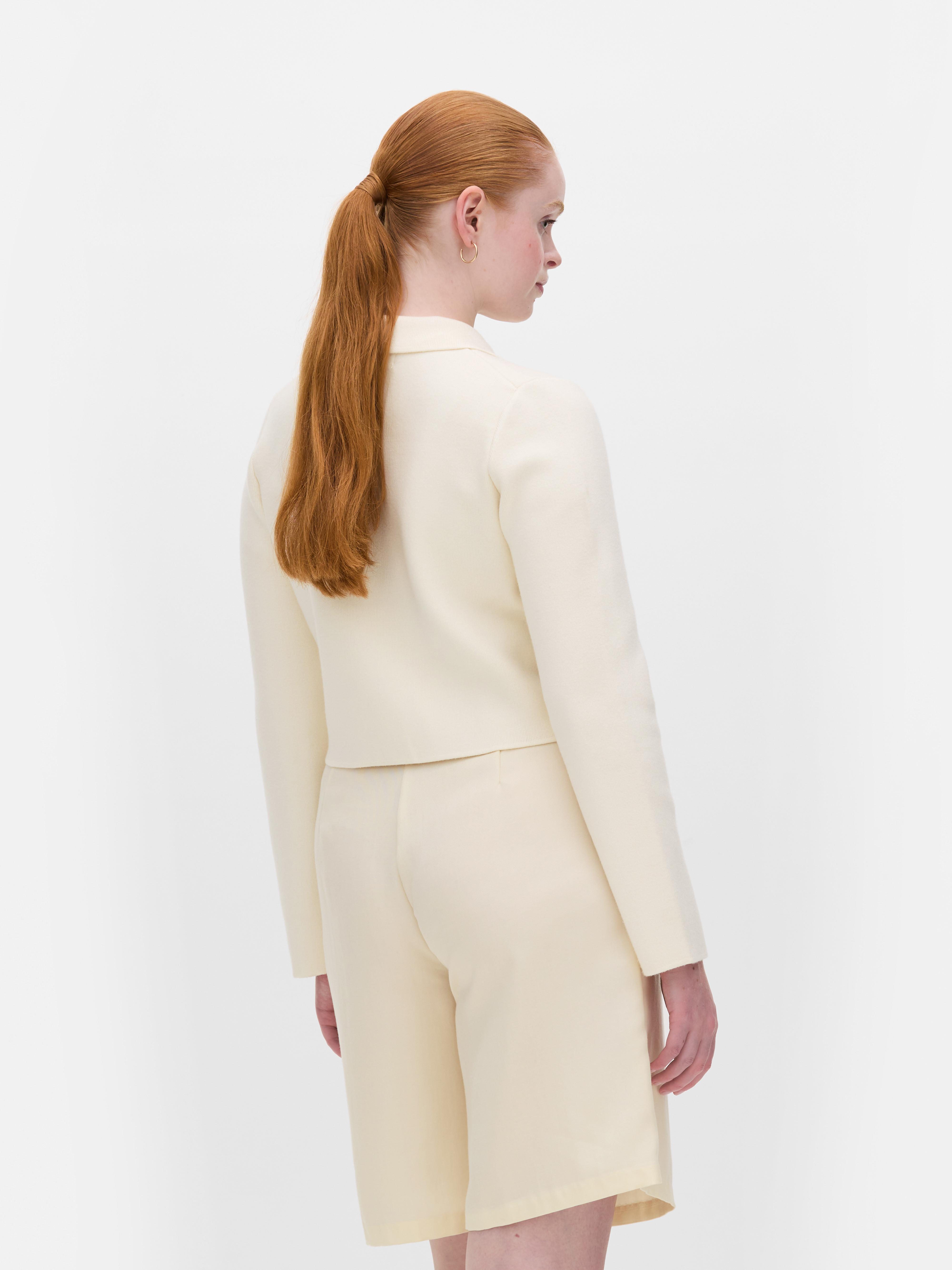 Kurzer Cardigan mit Kragen