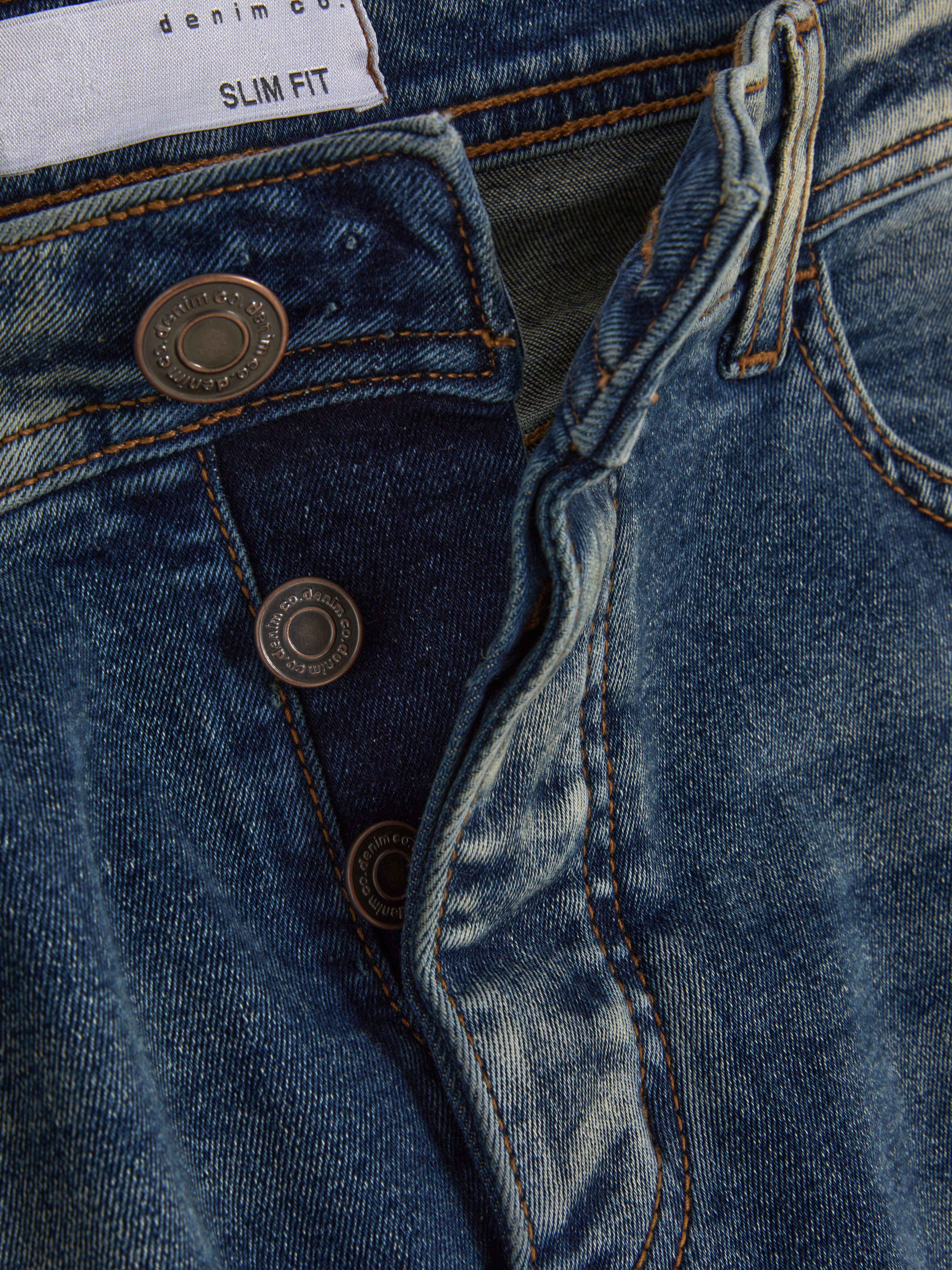 Stretchjeans met aansluitende pijpen