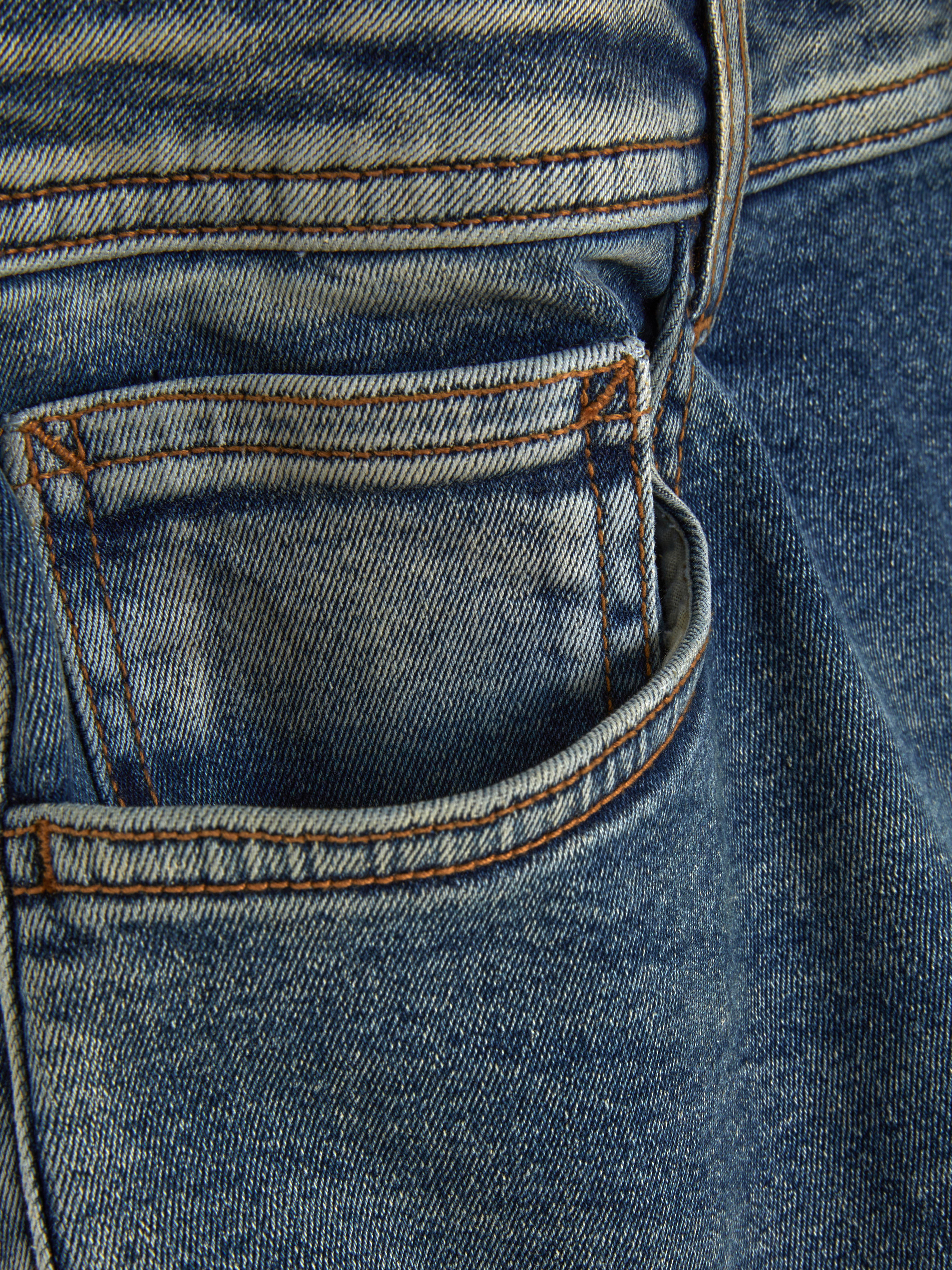Stretchjeans met aansluitende pijpen