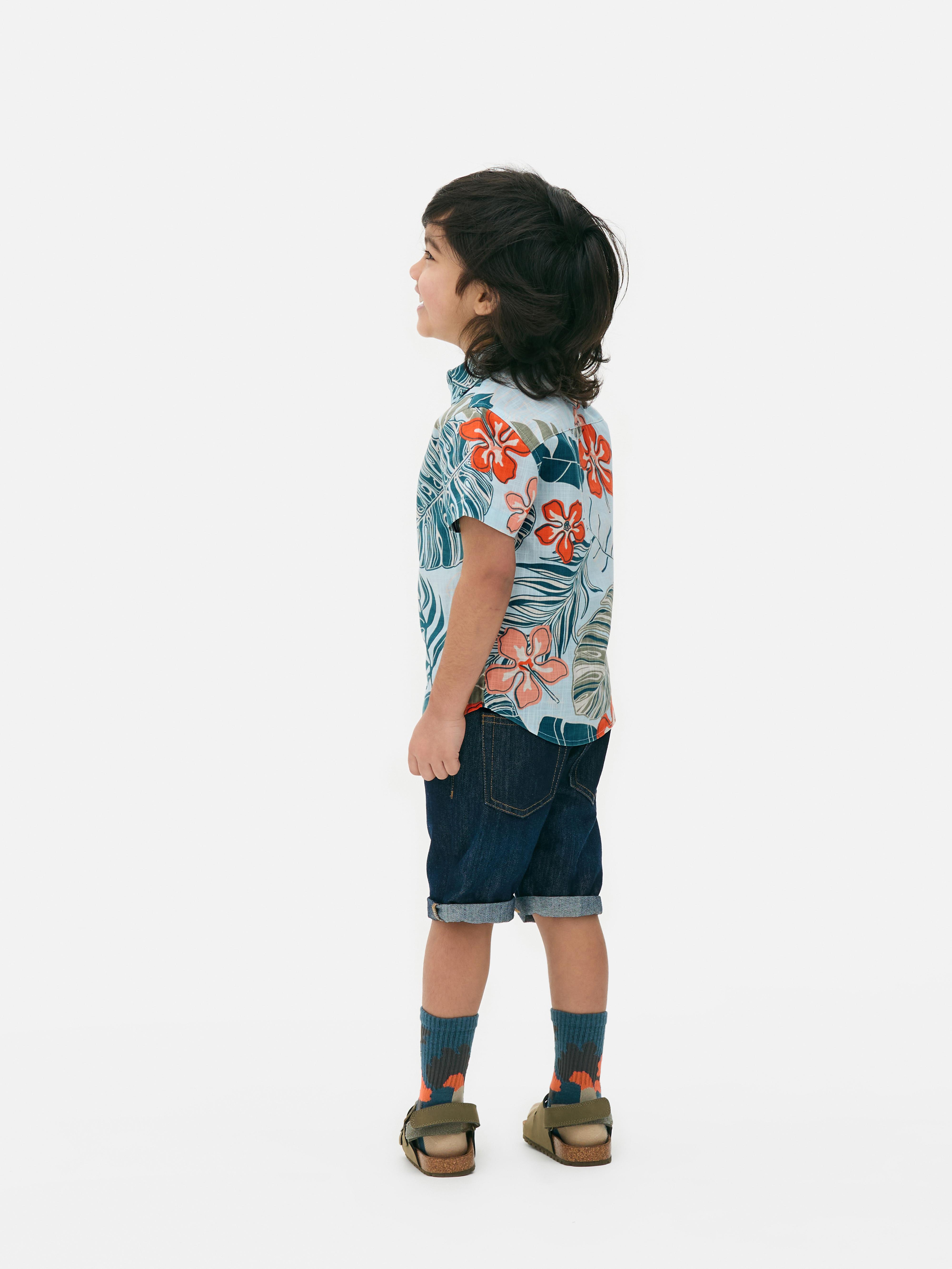 Camisa con hojas tropicales