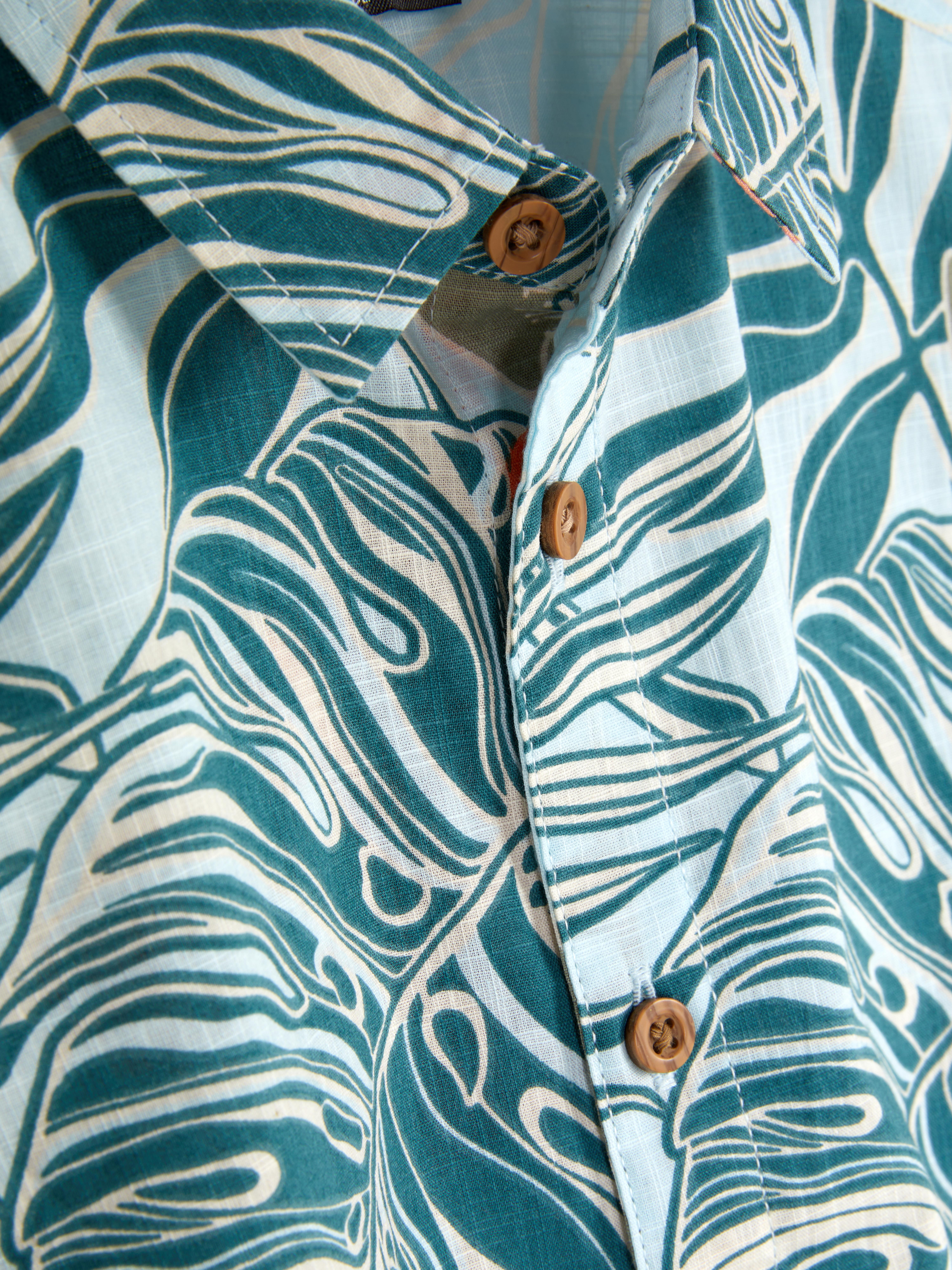 Camisa con hojas tropicales
