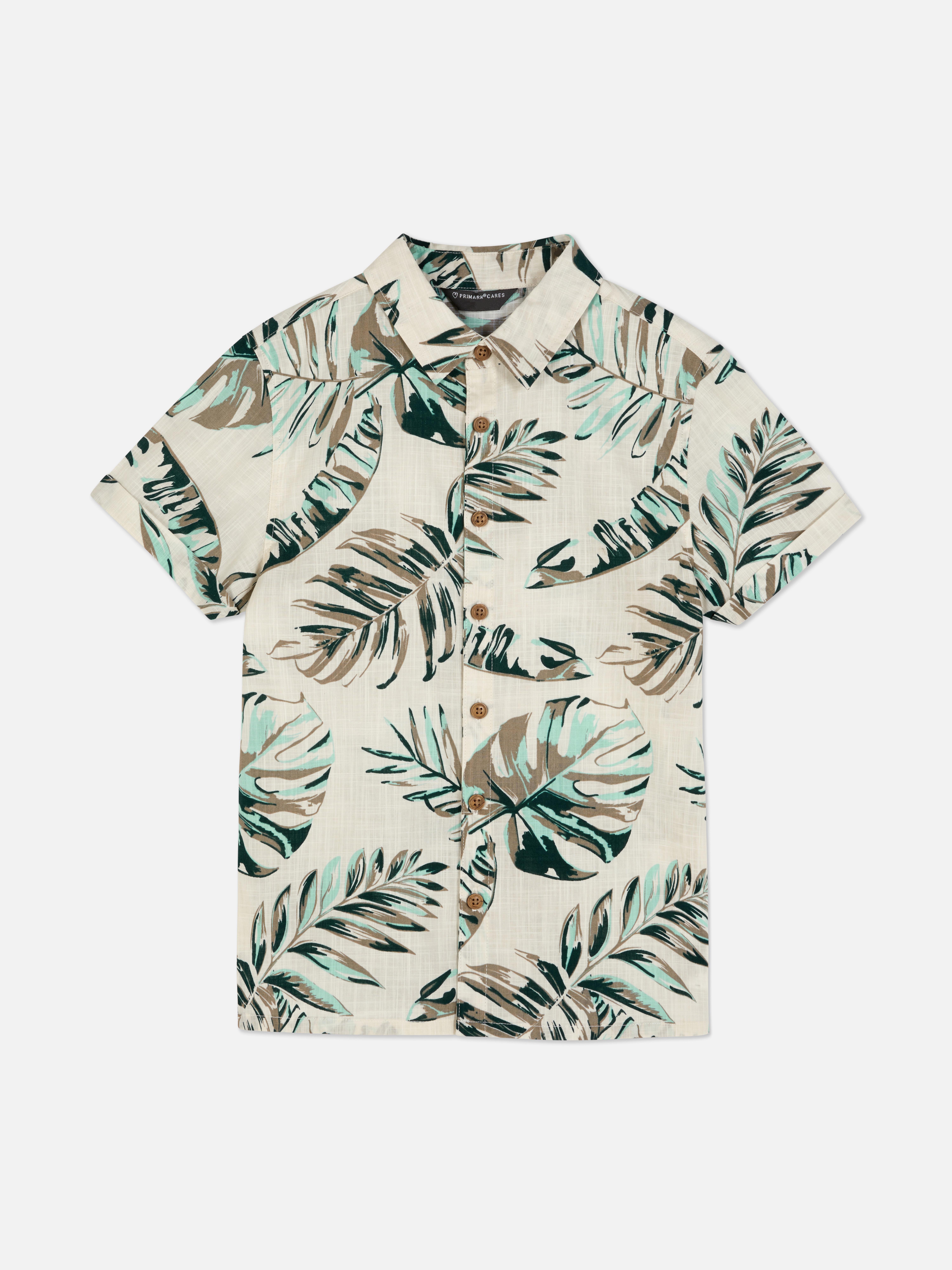 Camisa de manga corta con botones y hojas estampadas
