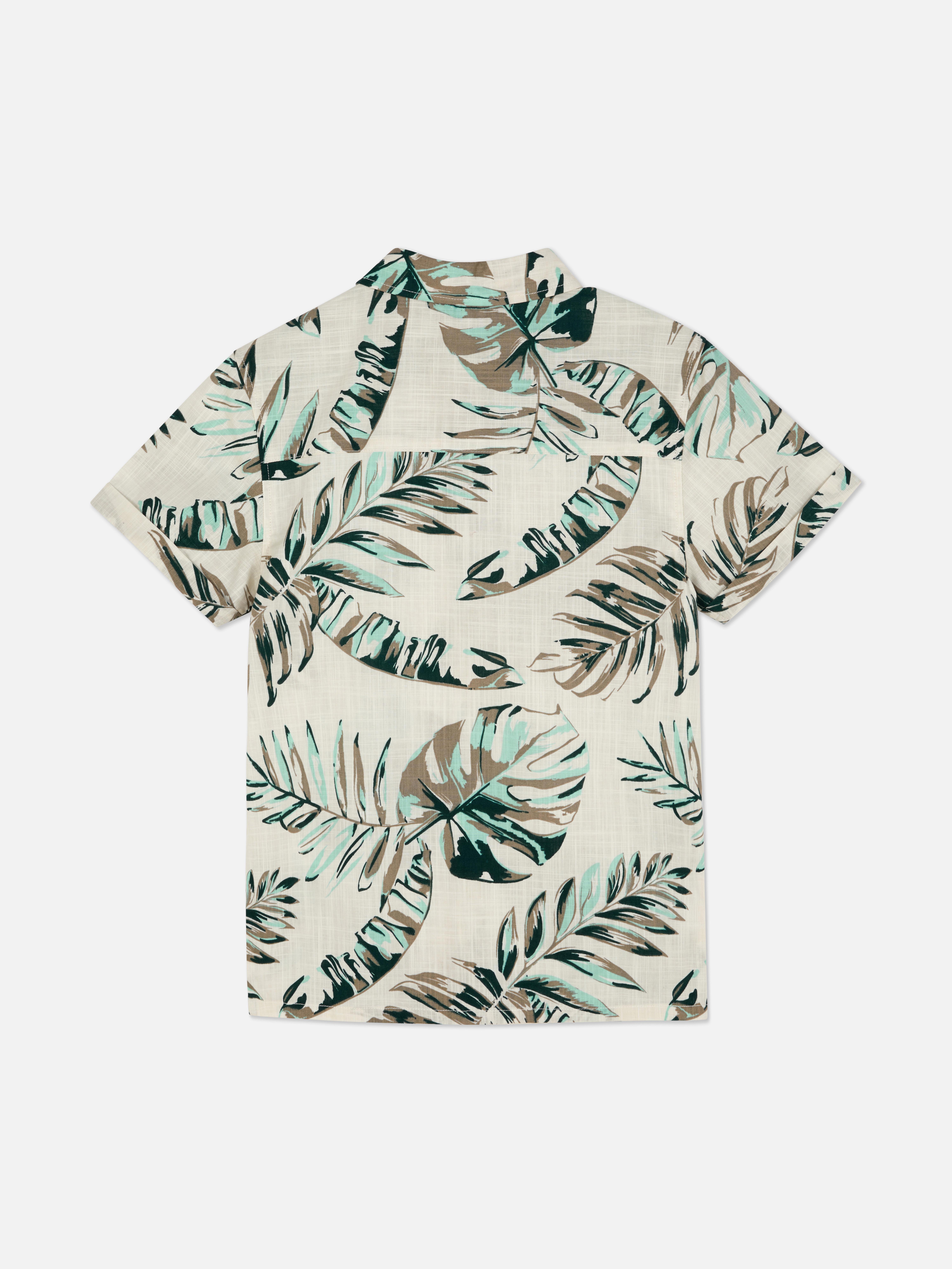 Camisa de manga corta con botones y hojas estampadas