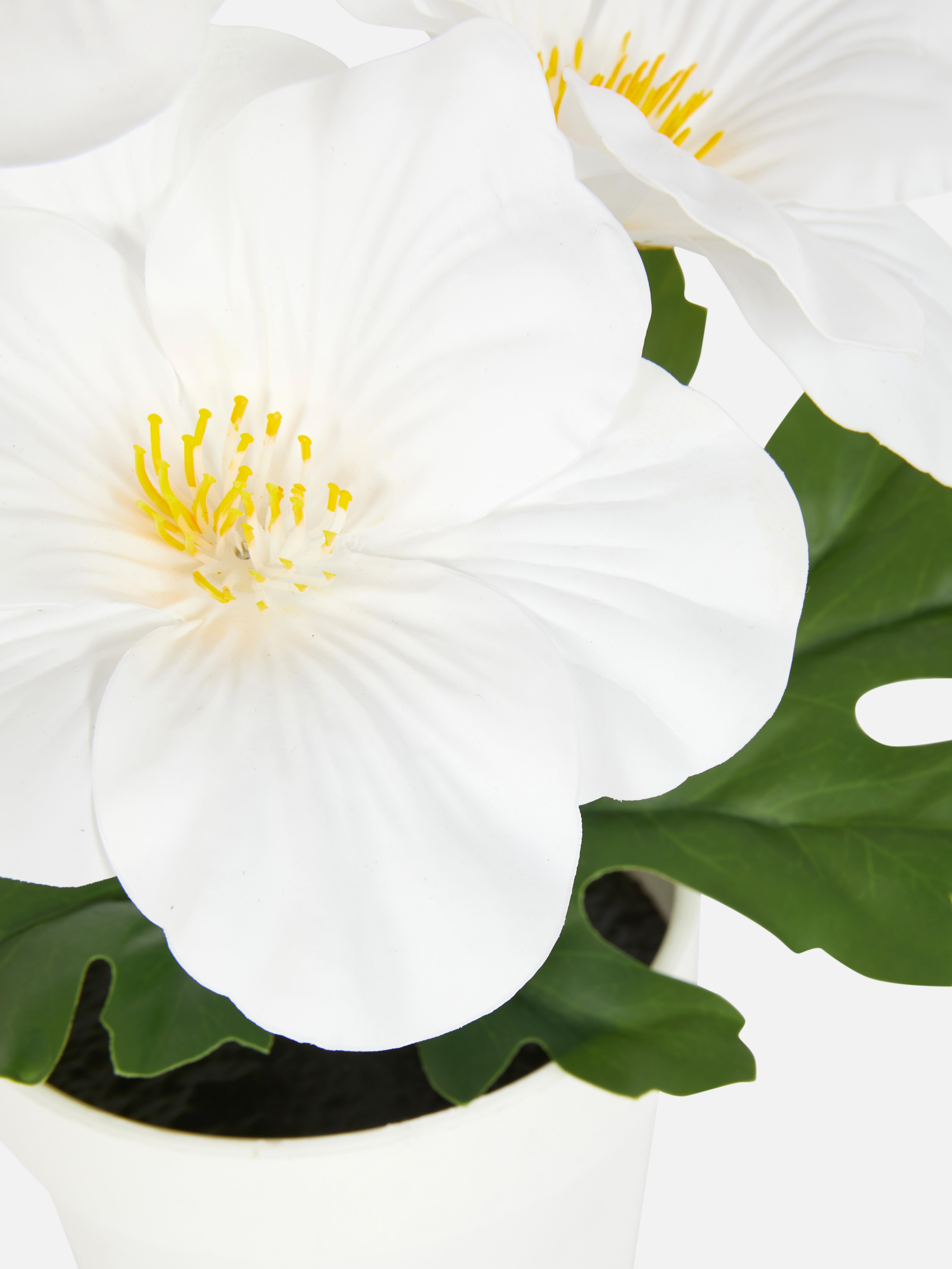 Kunstblume im Kunststoff-Topf