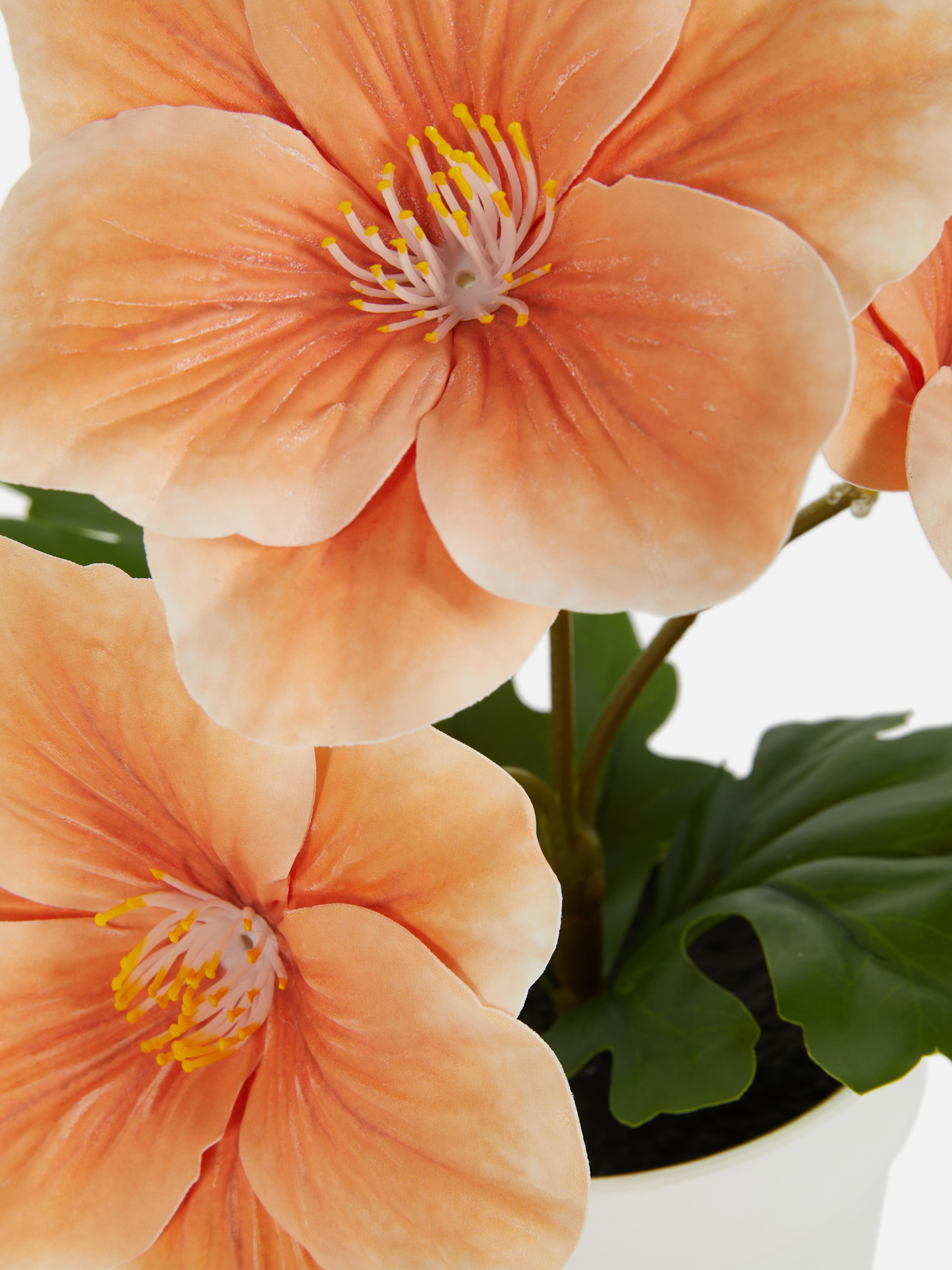 Kunstblume im Kunststoff-Topf