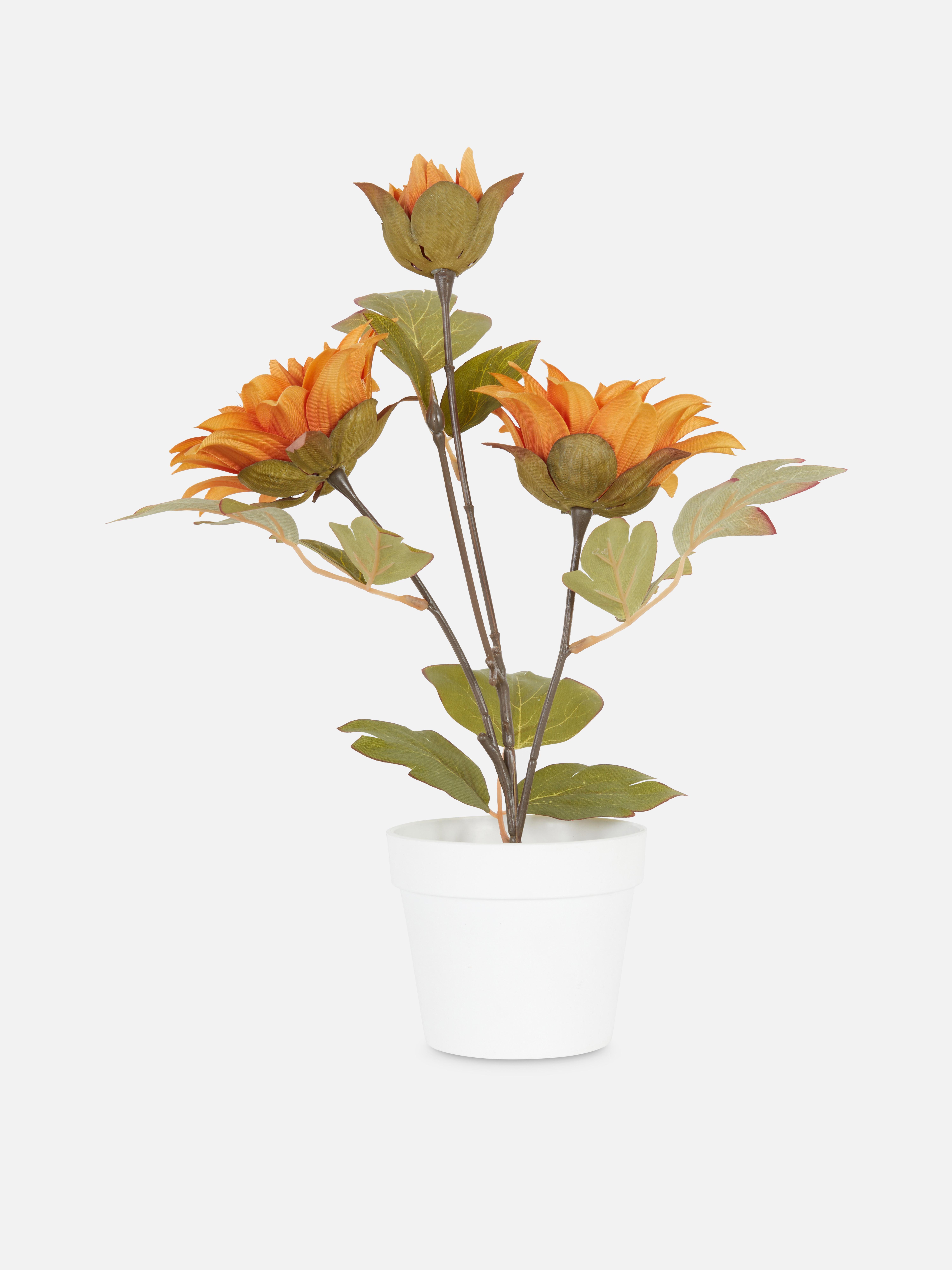 Kunstblume im Kunststoff-Topf