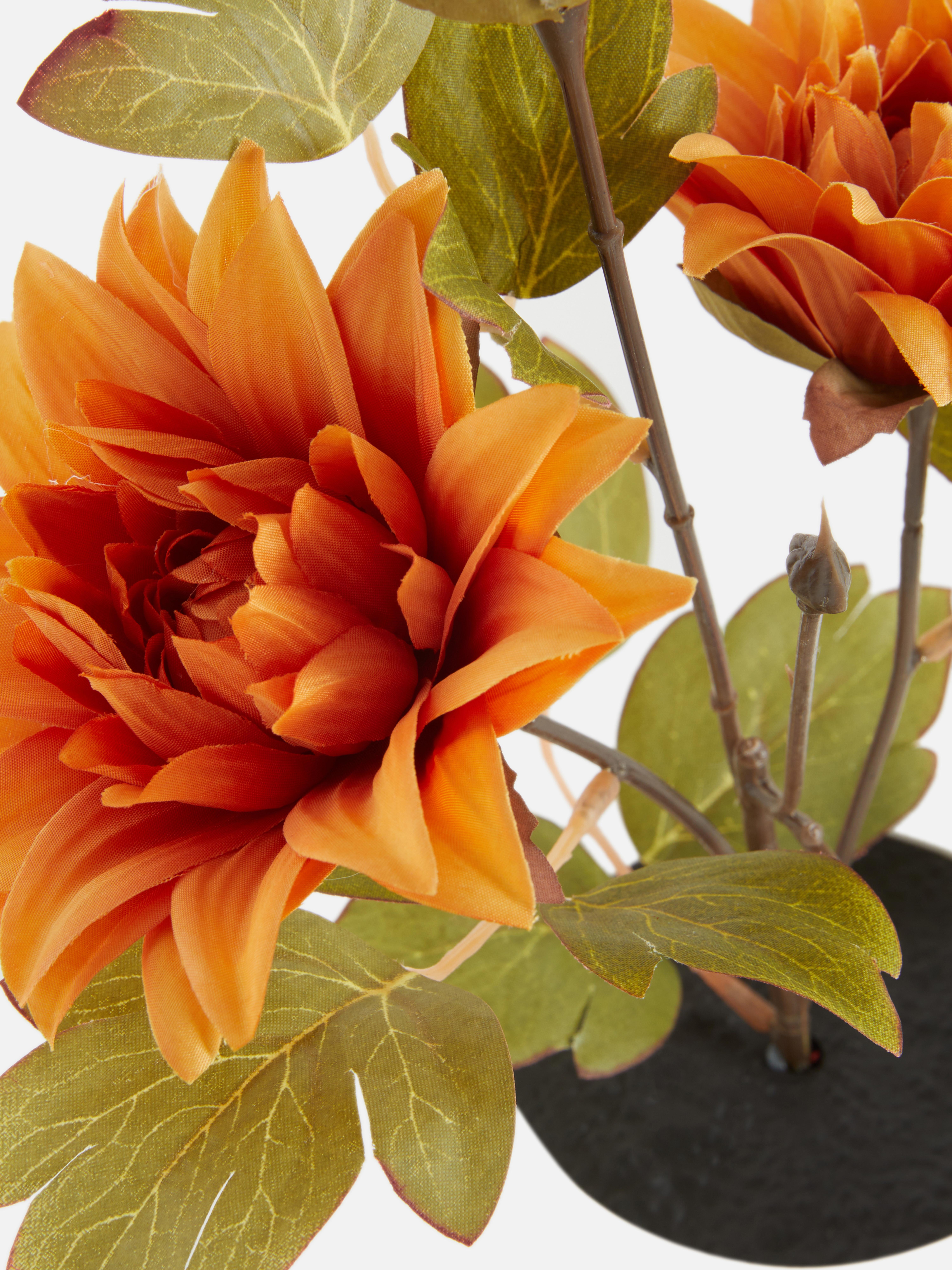 Kunstblume im Kunststoff-Topf