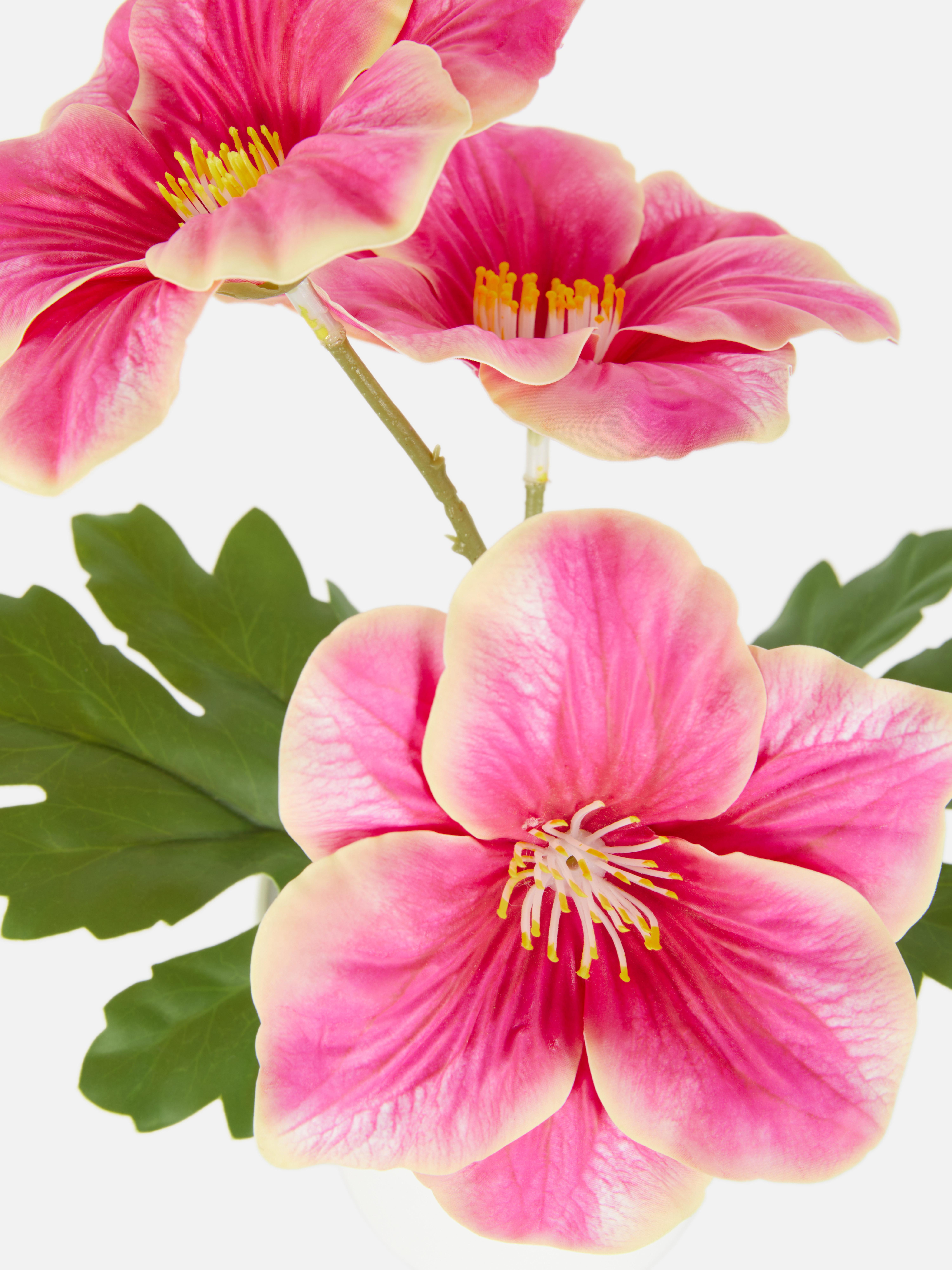 Kunstblume im Kunststoff-Topf