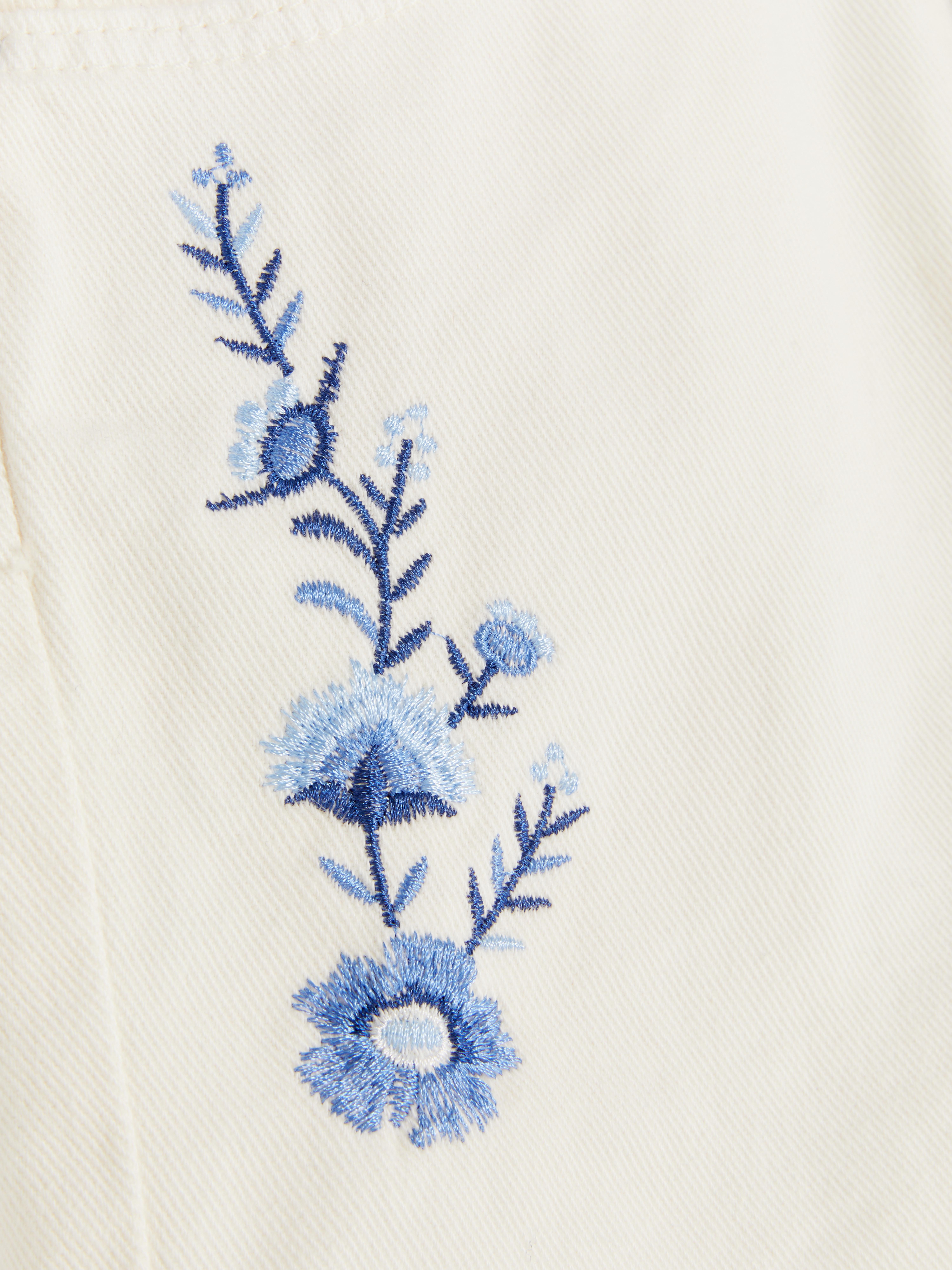 Pantalones vaqueros cortos con bordados florales