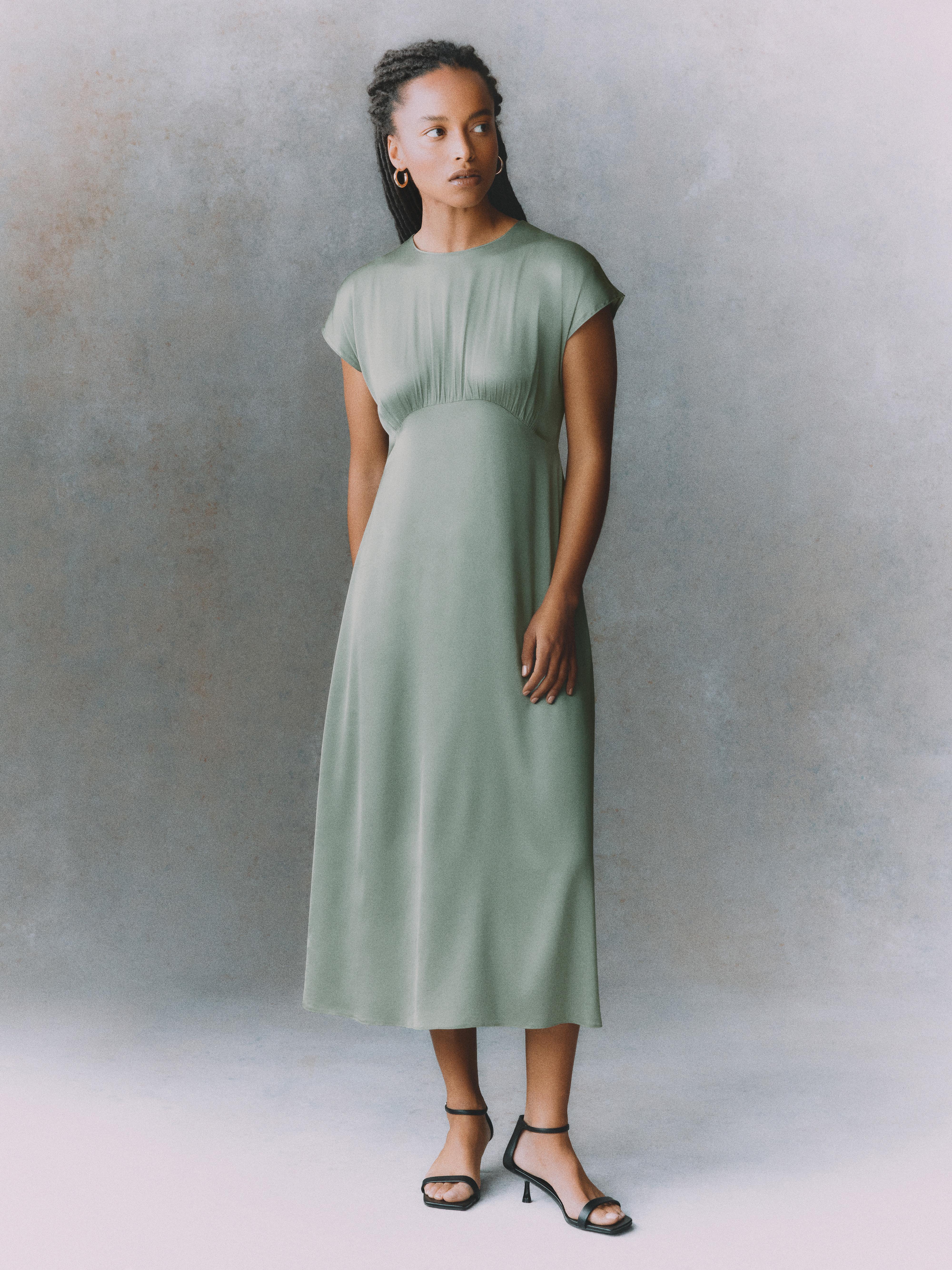 Vestido midi de satén de The Edit