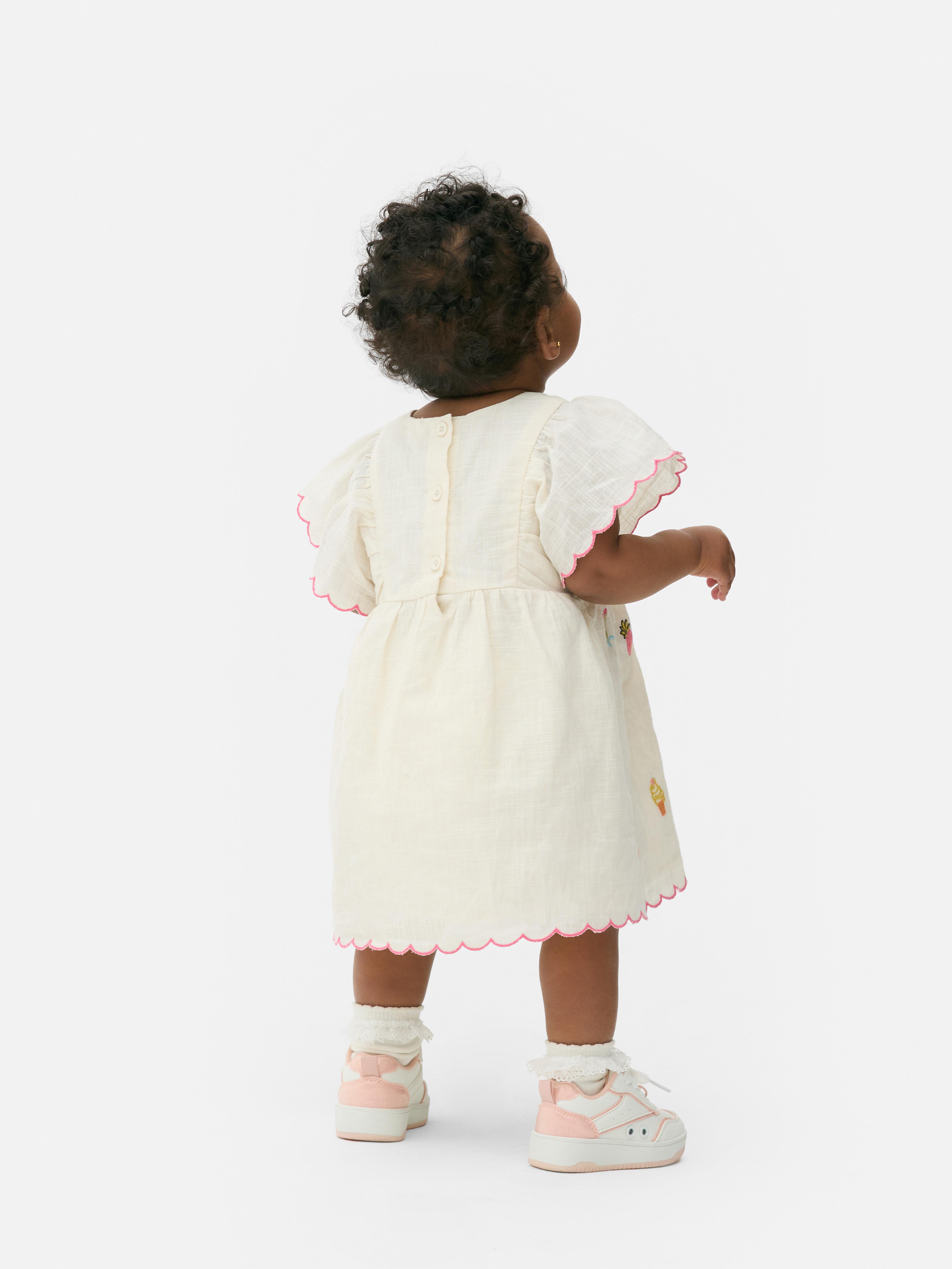 Besticktes Kleid mit Bogenkante