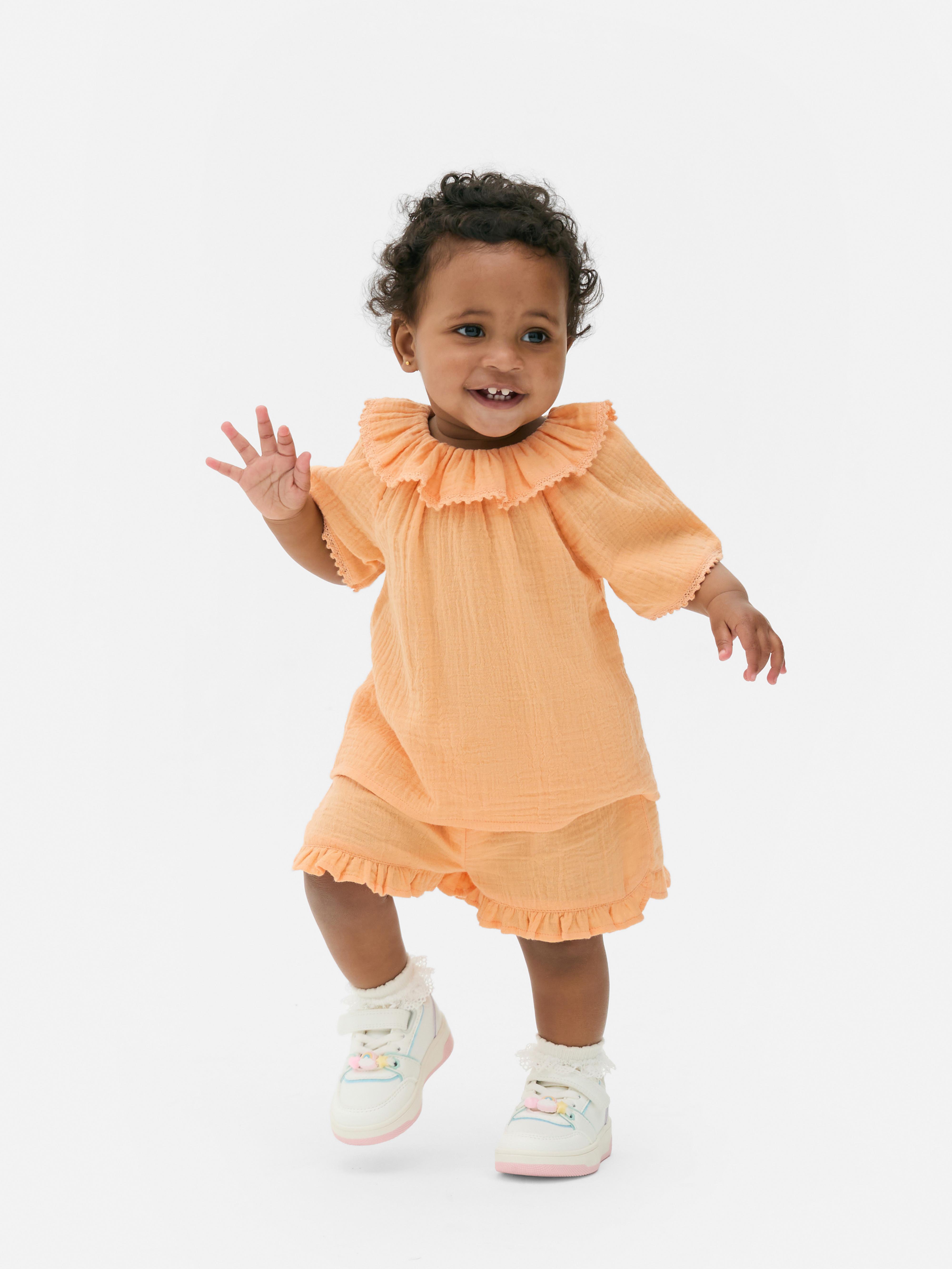Set aus Bluse mit Kragen und Shorts mit Rüschen