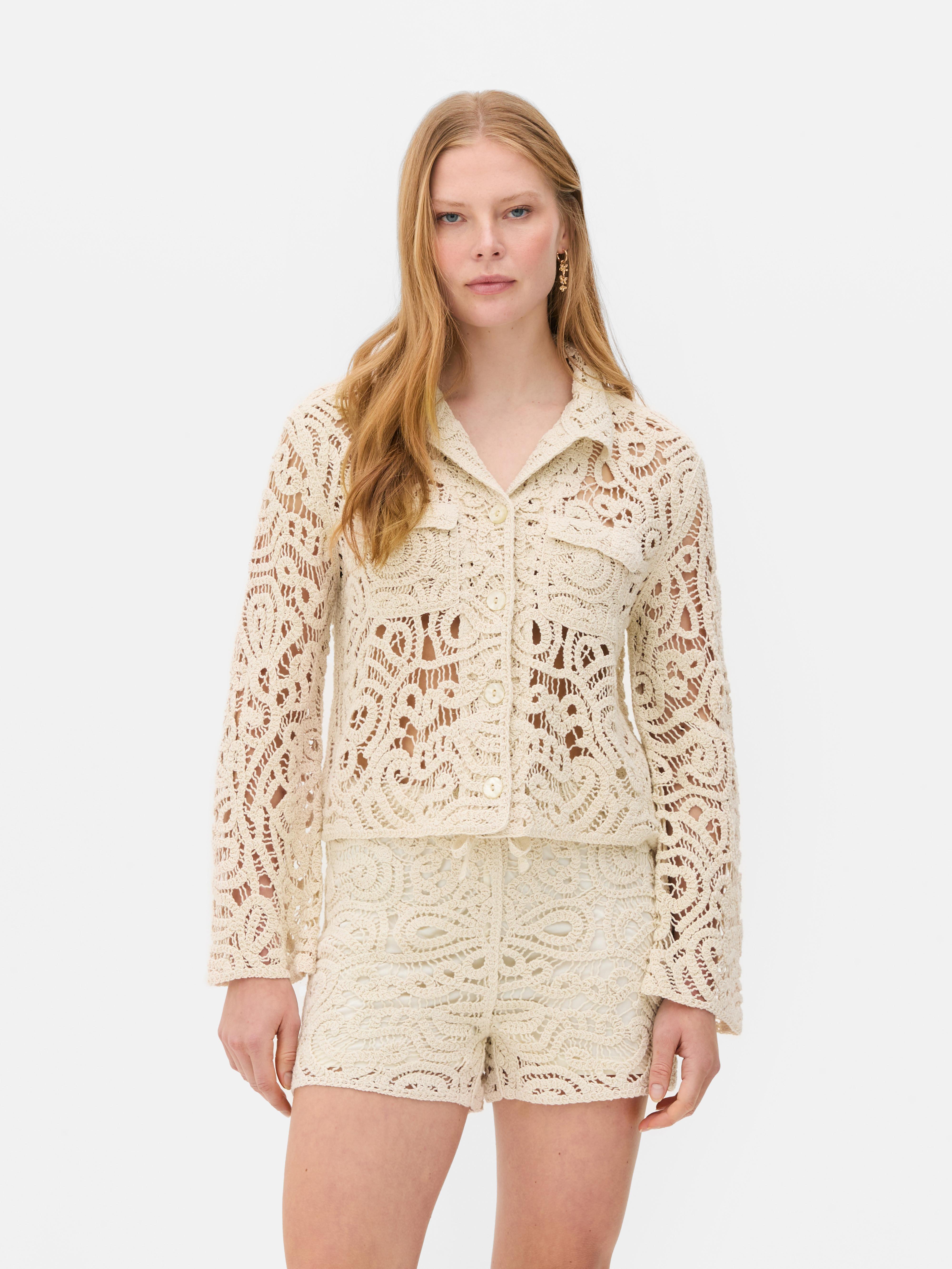 Gehaakte shacket met knoopsluiting