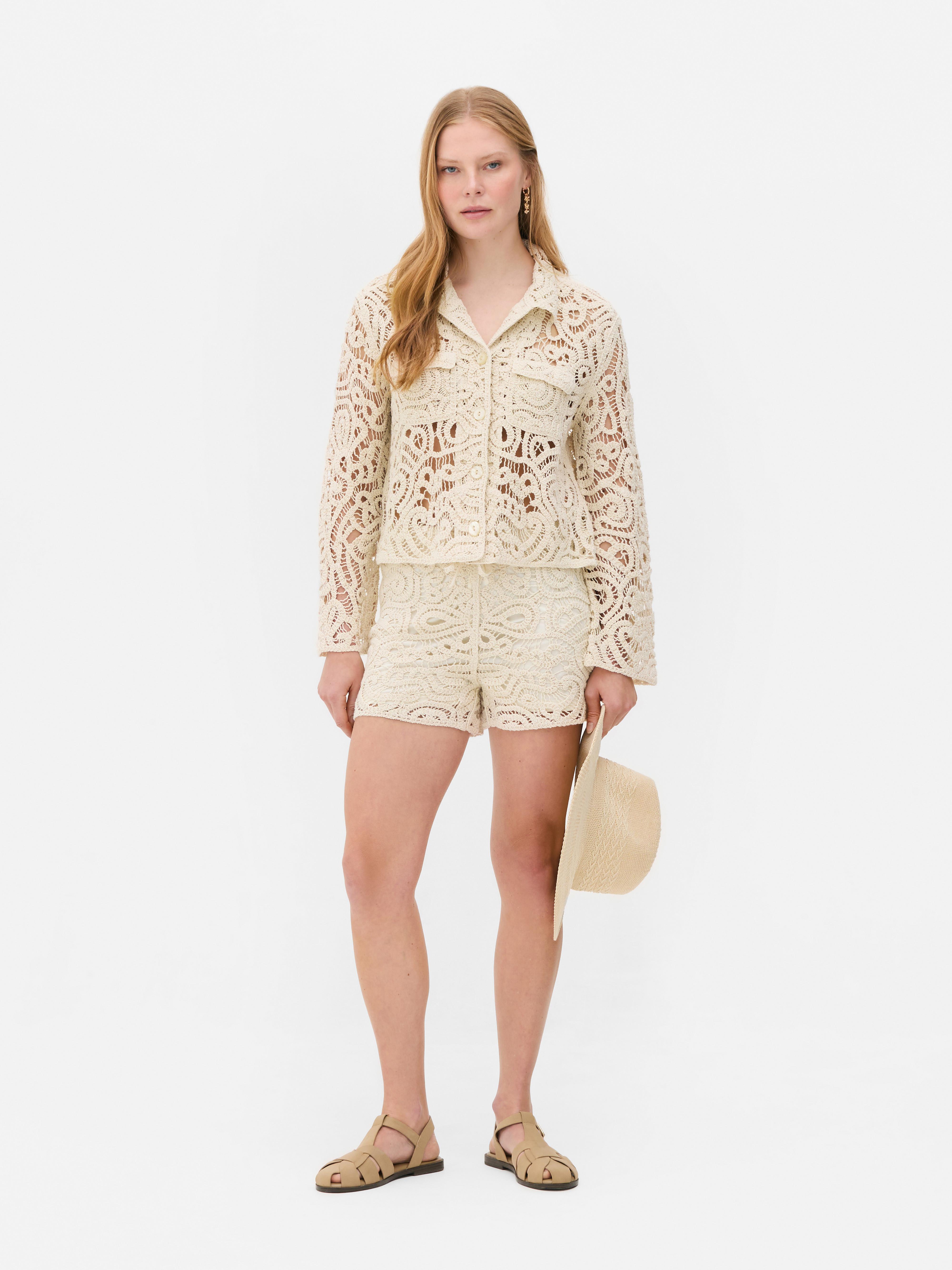 Gehaakte shacket met knoopsluiting