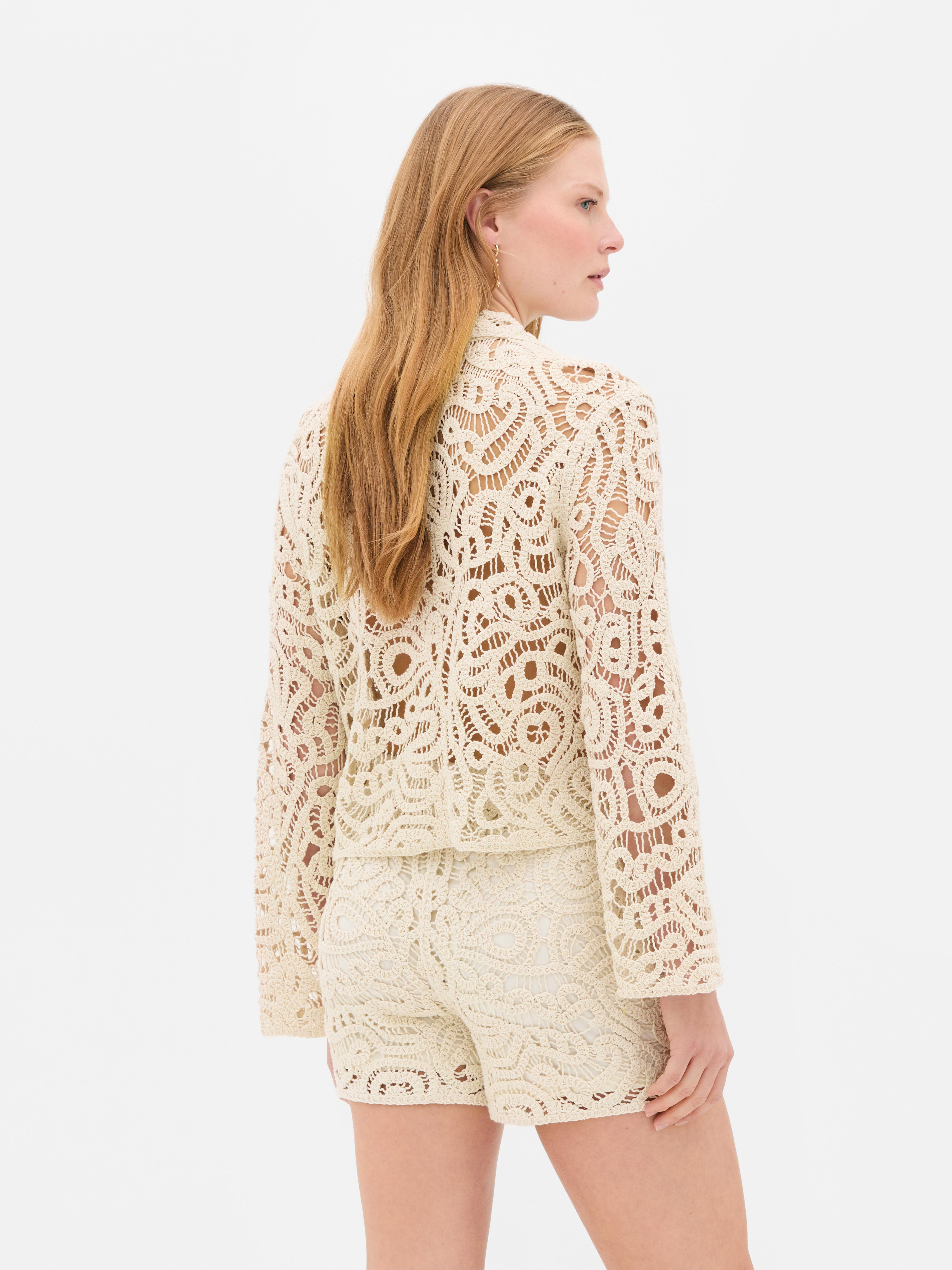 Gehaakte shacket met knoopsluiting