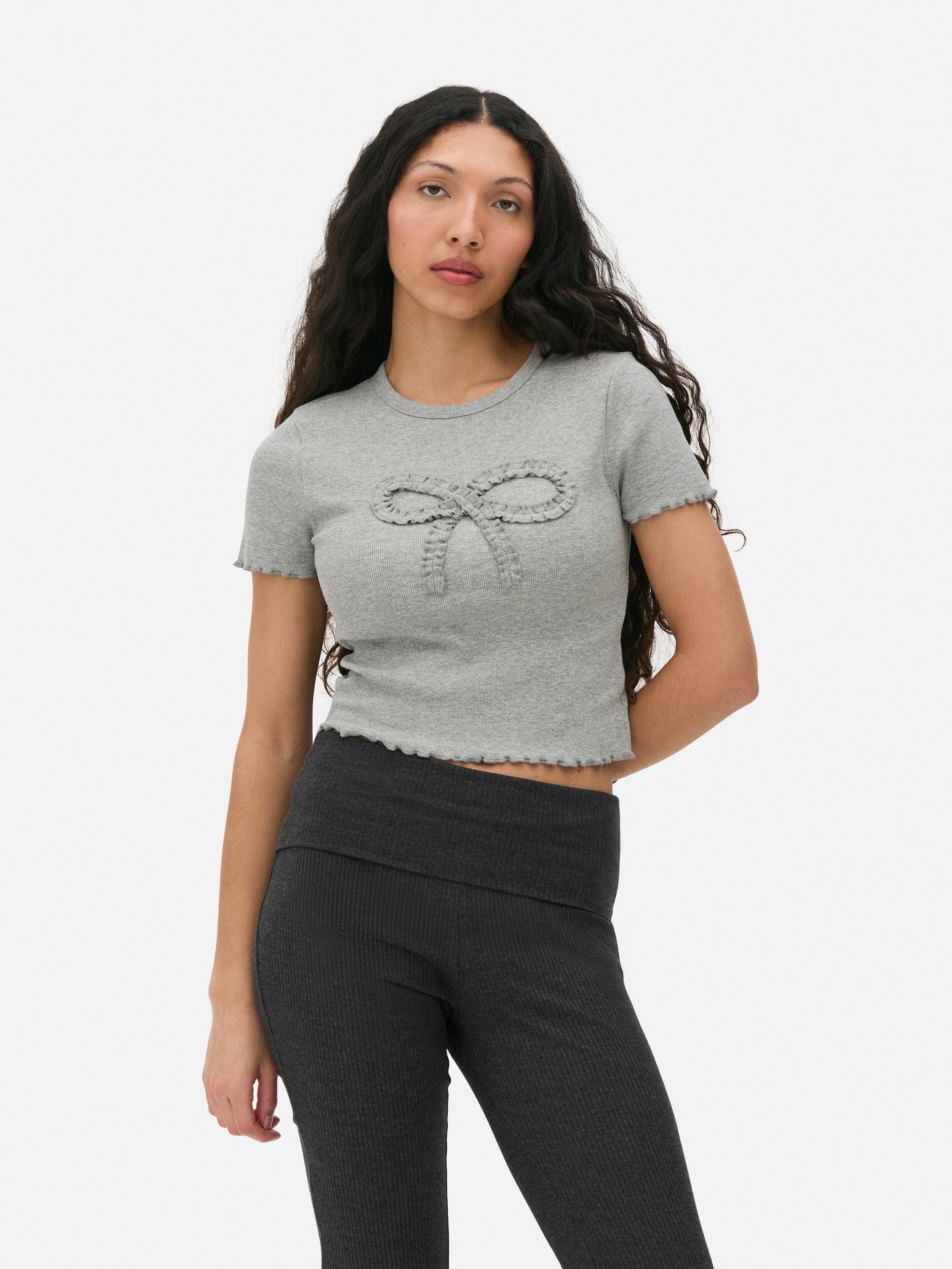 Camiseta corta detalle de lazo y ribete fruncido