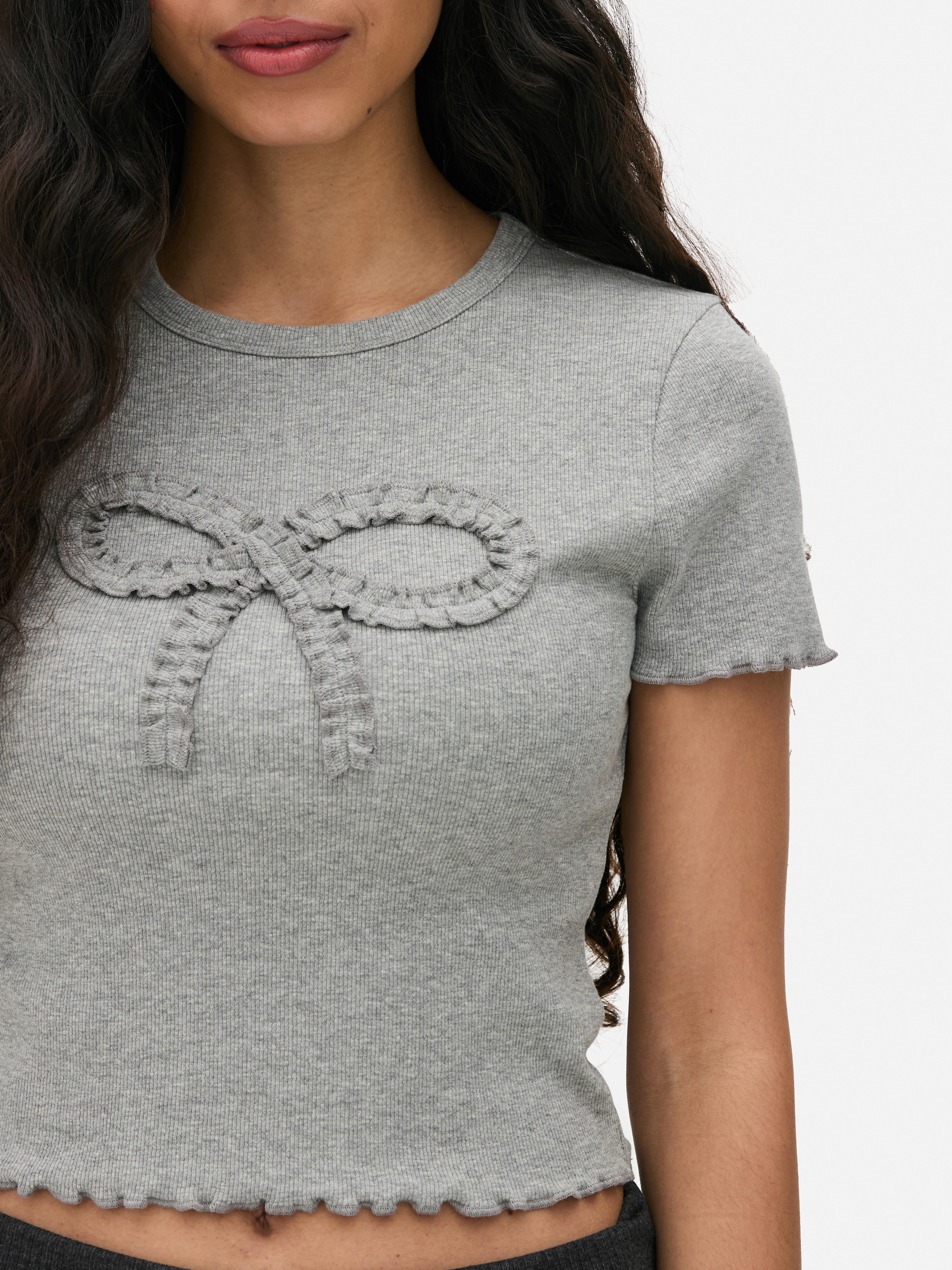 Camiseta corta detalle de lazo y ribete fruncido