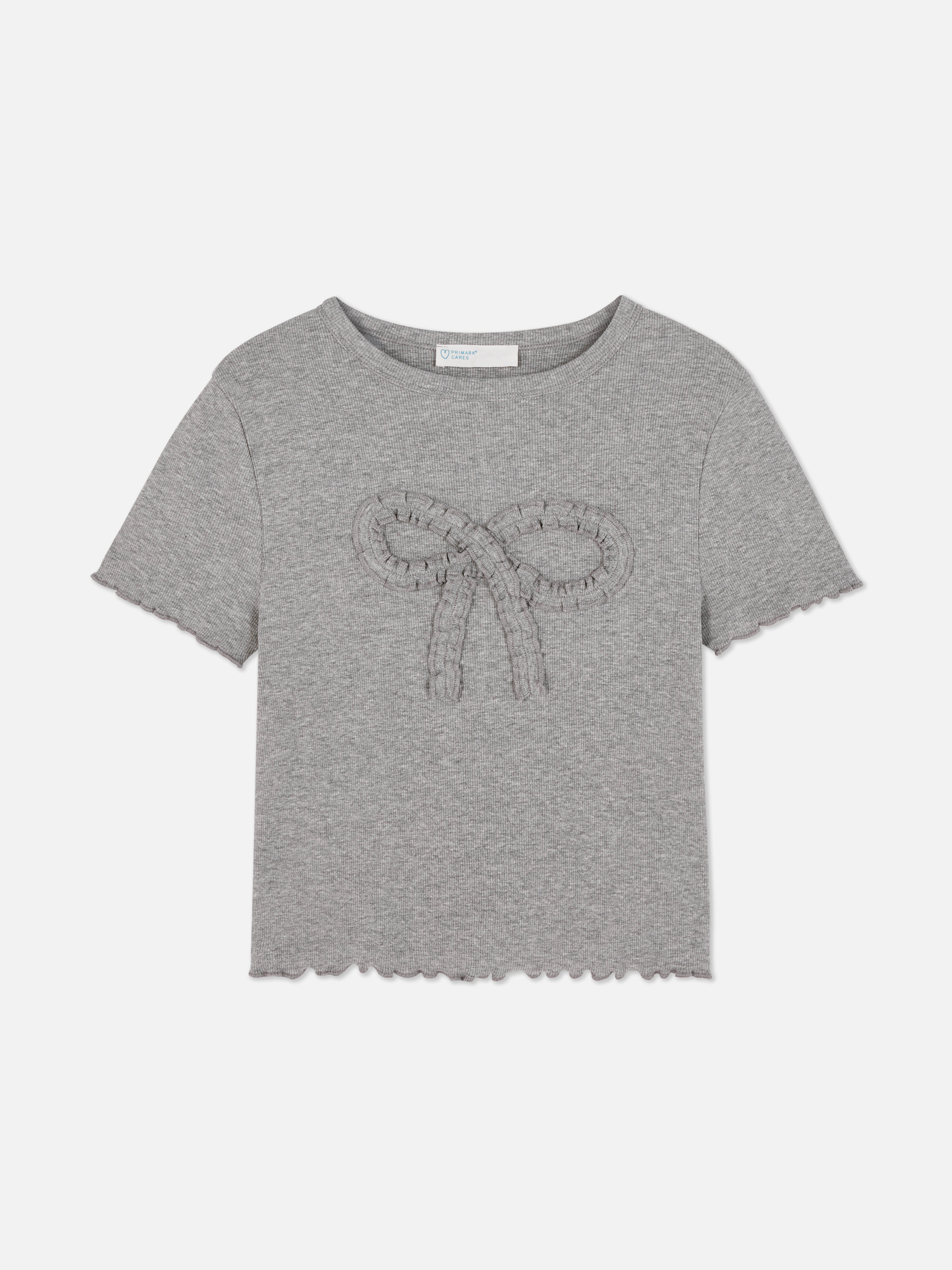 Camiseta corta detalle de lazo y ribete fruncido