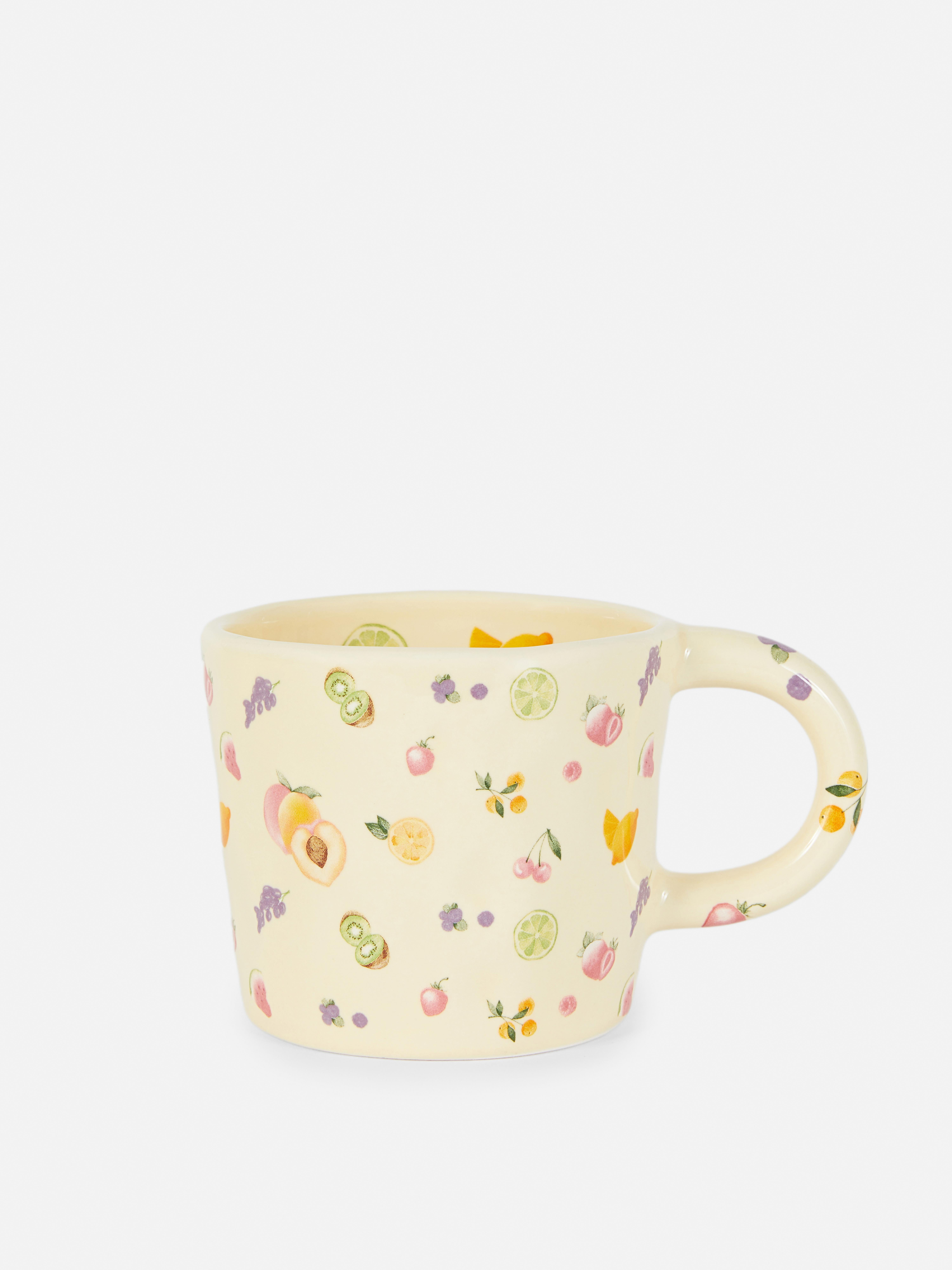Taza de cerámica con frutas