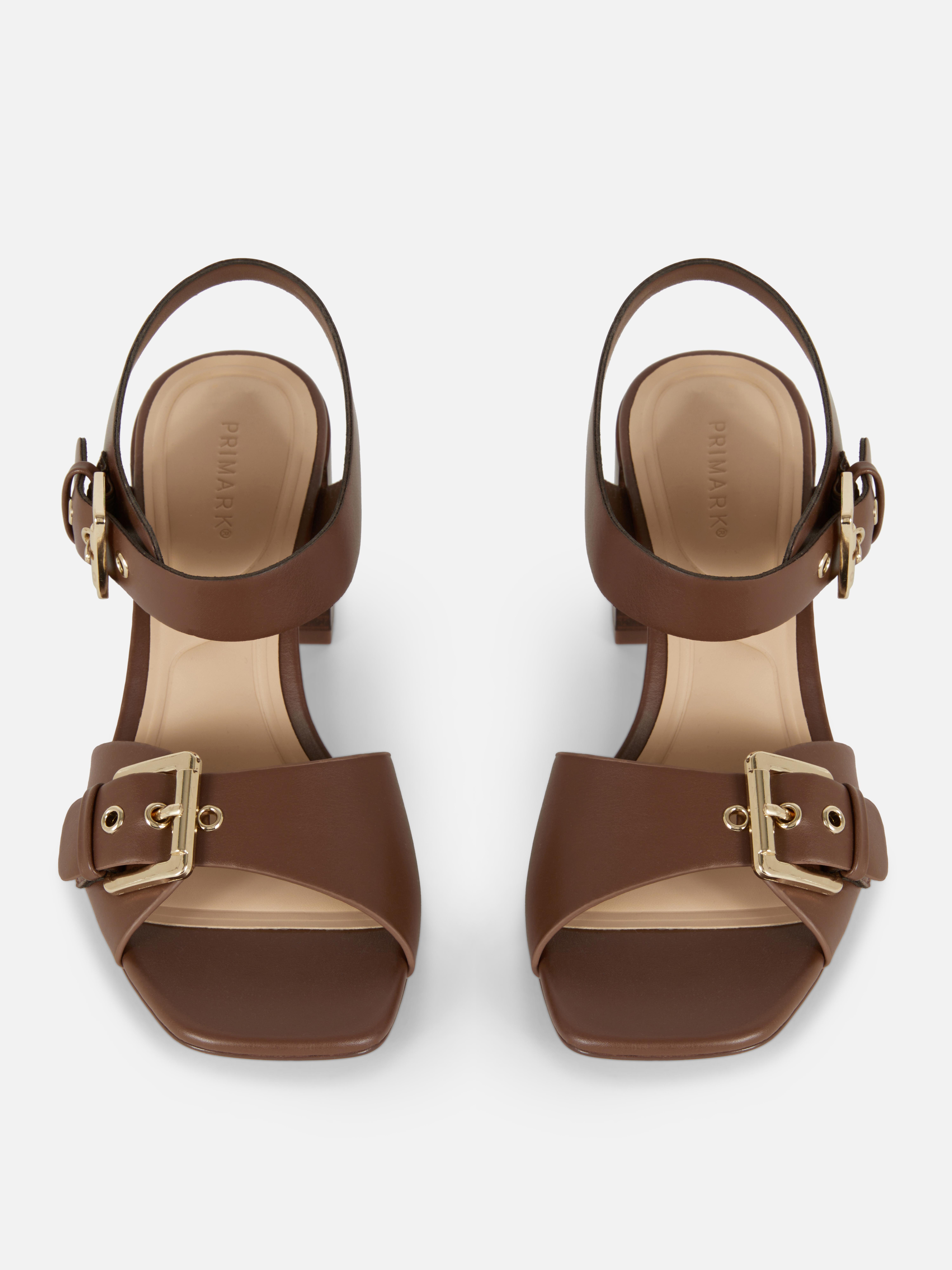 Heels mit Ösen und Blockabsatz