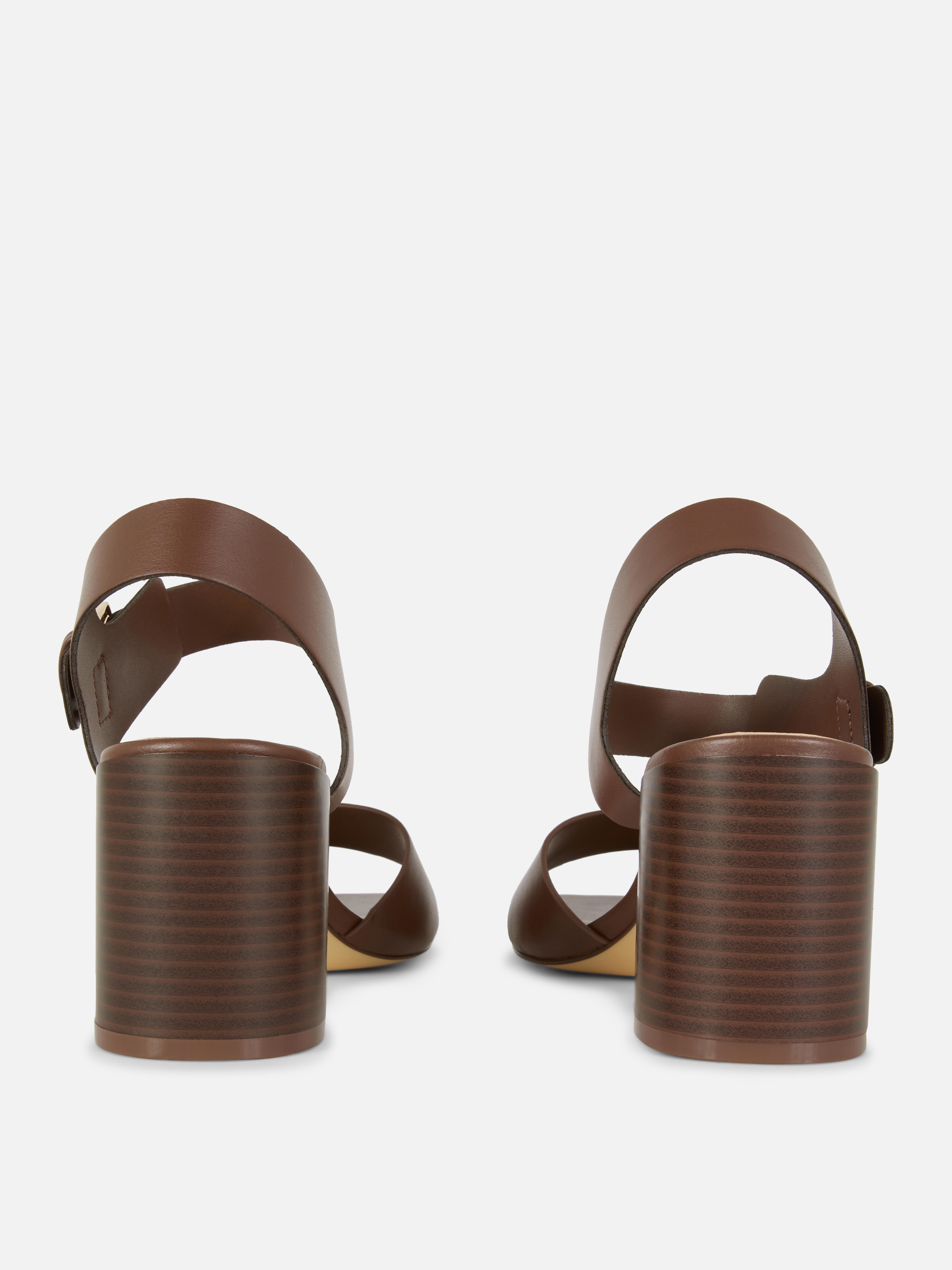 Heels mit Ösen und Blockabsatz