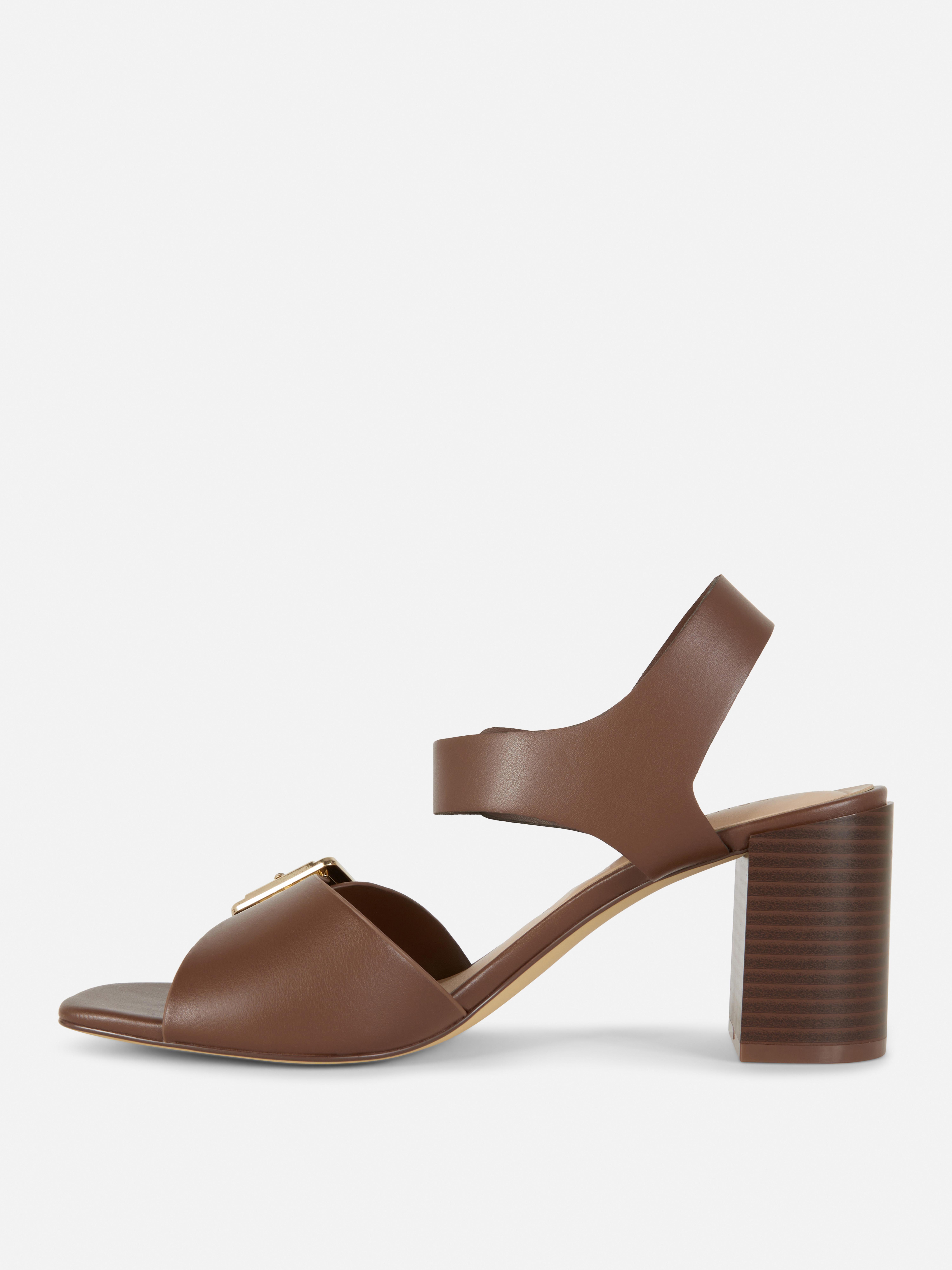 Heels mit Ösen und Blockabsatz